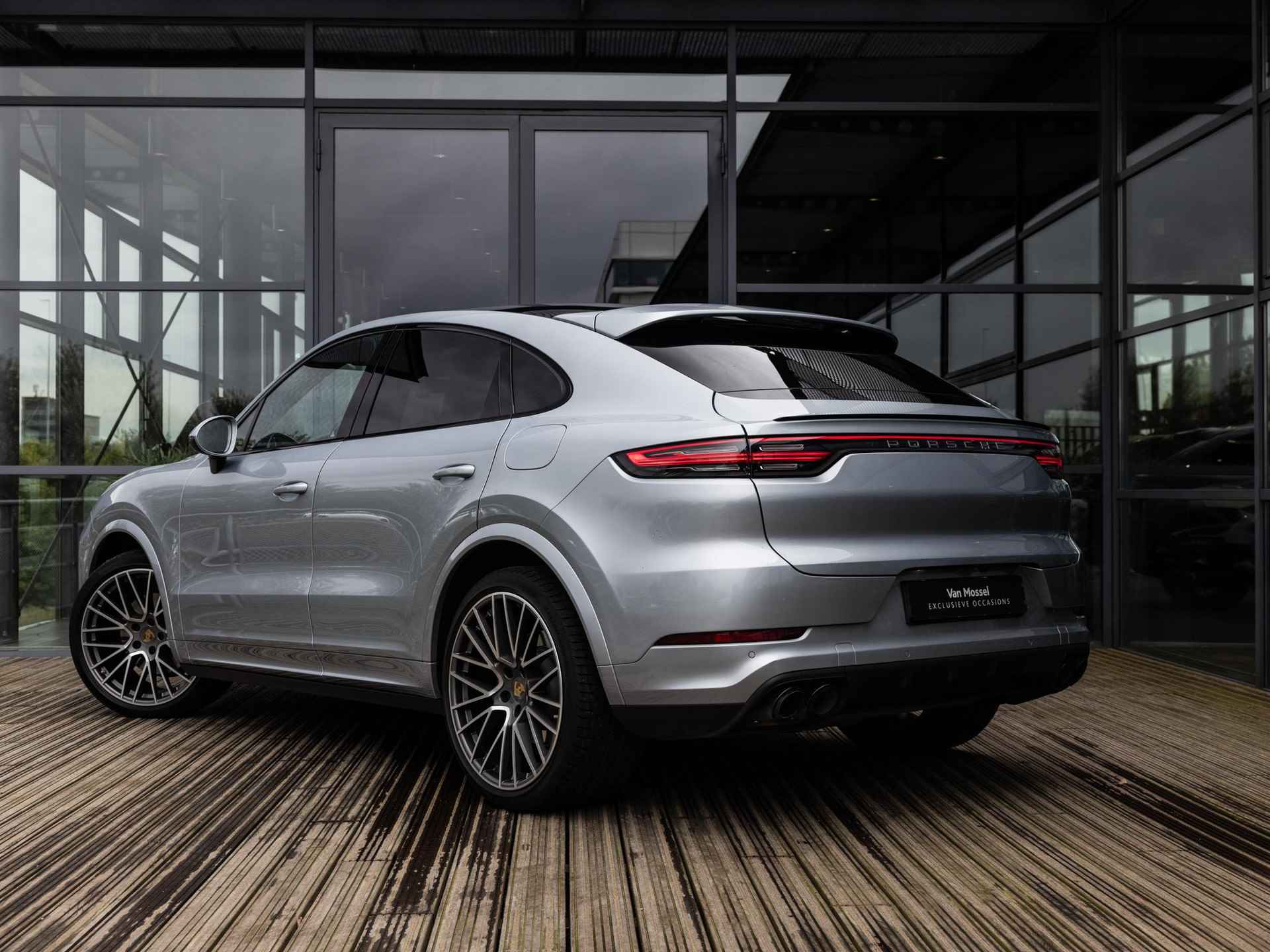 Porsche Cayenne Coupé 3.0 E-Hybrid | 22 INCH | SPORTCHRONO | BOSE | PASM LUCHTVERING | PANORAMADAK | ELEKTR.TREKHAAK | ACHTERUITRIJCAMERA | ACHTERBANKVERWARMING | ADAPTIEVE CRUISE CONTROL | SPORTEINDPIJPEN | - 5/52