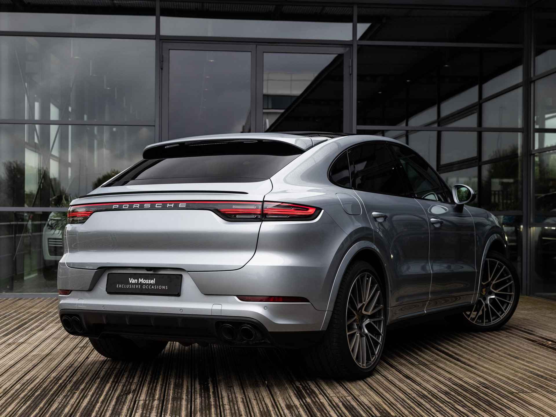 Porsche Cayenne Coupé 3.0 E-Hybrid | 22 INCH | SPORTCHRONO | BOSE | PASM LUCHTVERING | PANORAMADAK | ELEKTR.TREKHAAK | ACHTERUITRIJCAMERA | ACHTERBANKVERWARMING | ADAPTIEVE CRUISE CONTROL | SPORTEINDPIJPEN | - 7/52