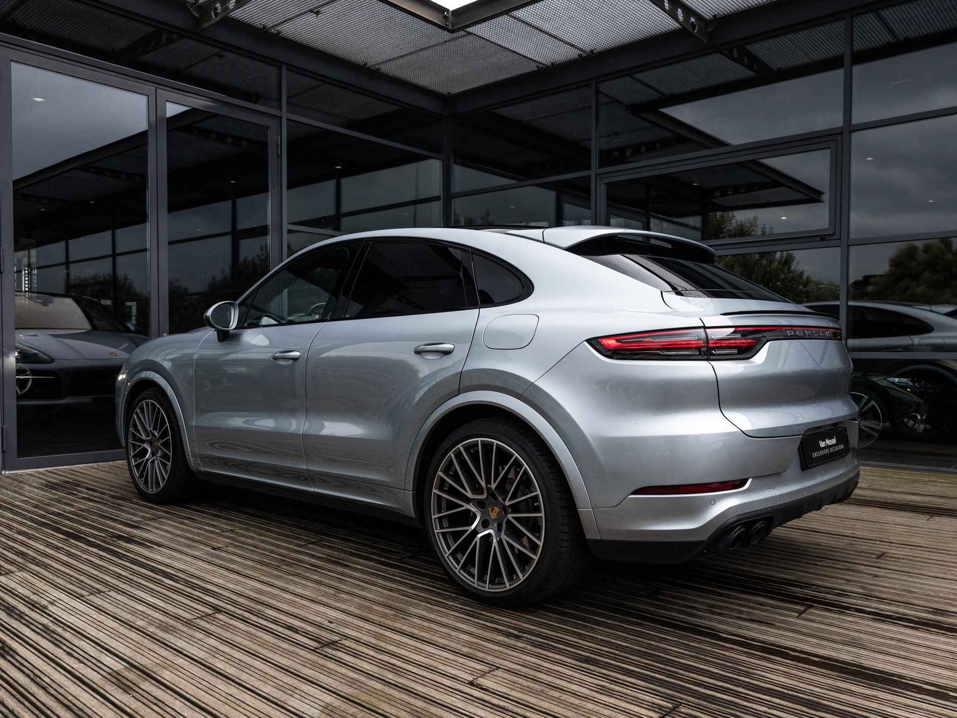 Porsche Cayenne Coupé 3.0 E-Hybrid | 22 INCH | SPORTCHRONO | BOSE | PASM LUCHTVERING | PANORAMADAK | ELEKTR.TREKHAAK | ACHTERUITRIJCAMERA | ACHTERBANKVERWARMING | ADAPTIEVE CRUISE CONTROL | SPORTEINDPIJPEN | - 11/52