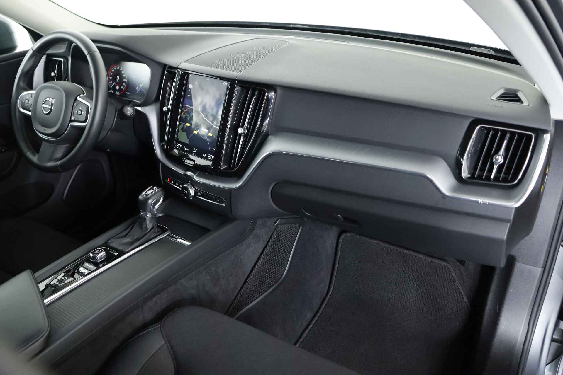 Volvo XC60 2.0 D4 Momentum / LED / Pilot assist / DAB / CarPlay - 3/33