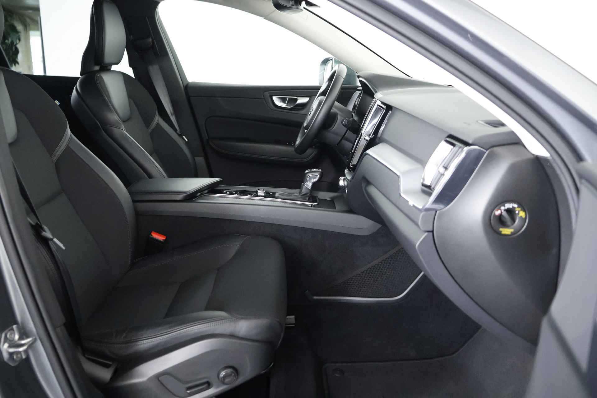 Volvo XC60 2.0 D4 Momentum / LED / Pilot assist / DAB / CarPlay - 6/33