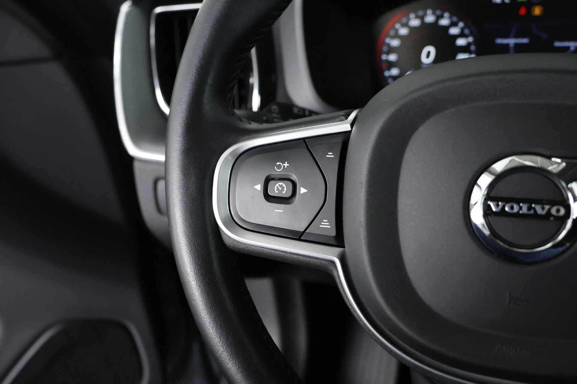 Volvo XC60 2.0 D4 Momentum / LED / Pilot assist / DAB / CarPlay - 15/33