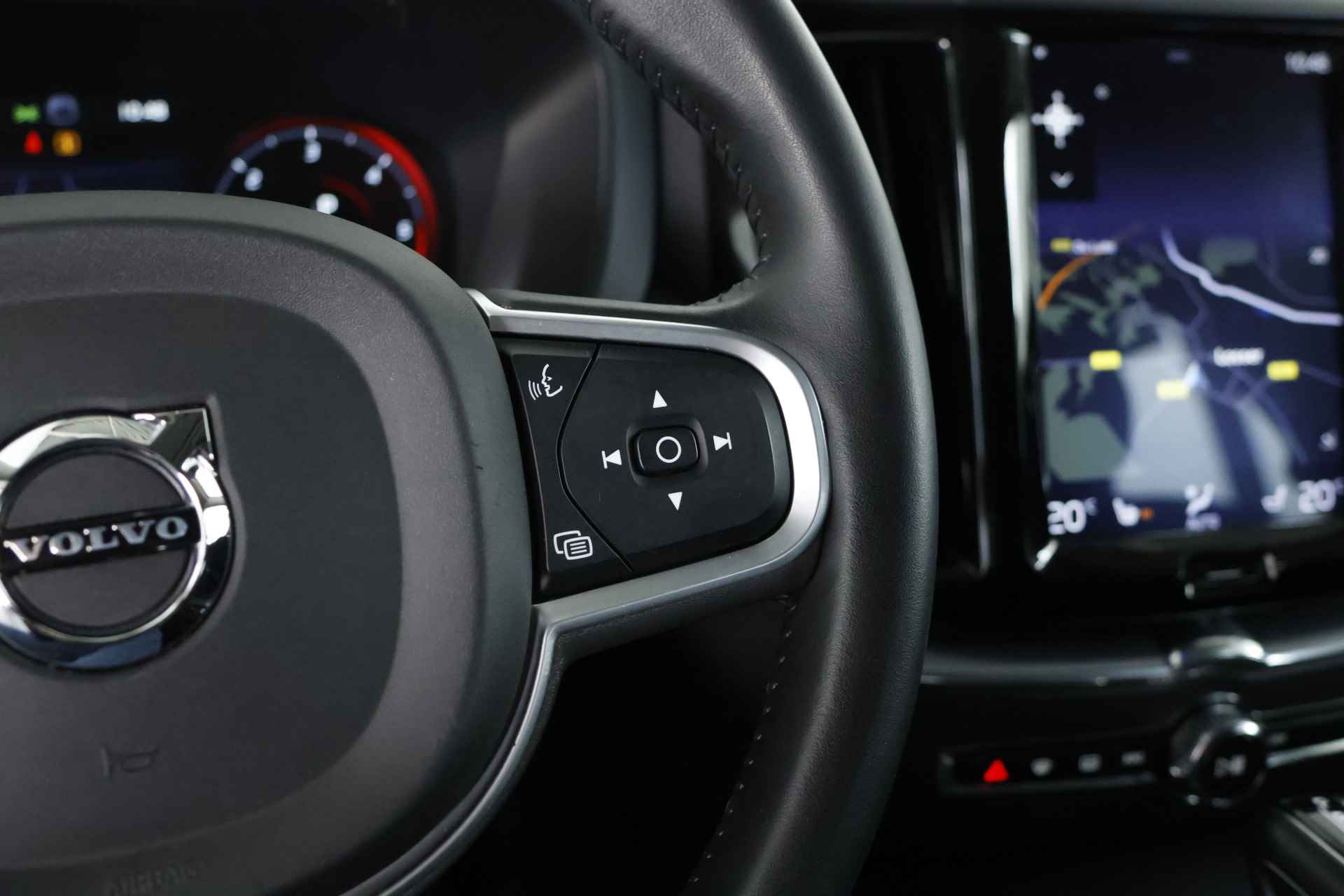 Volvo XC60 2.0 D4 Momentum / LED / Pilot assist / DAB / CarPlay - 16/33