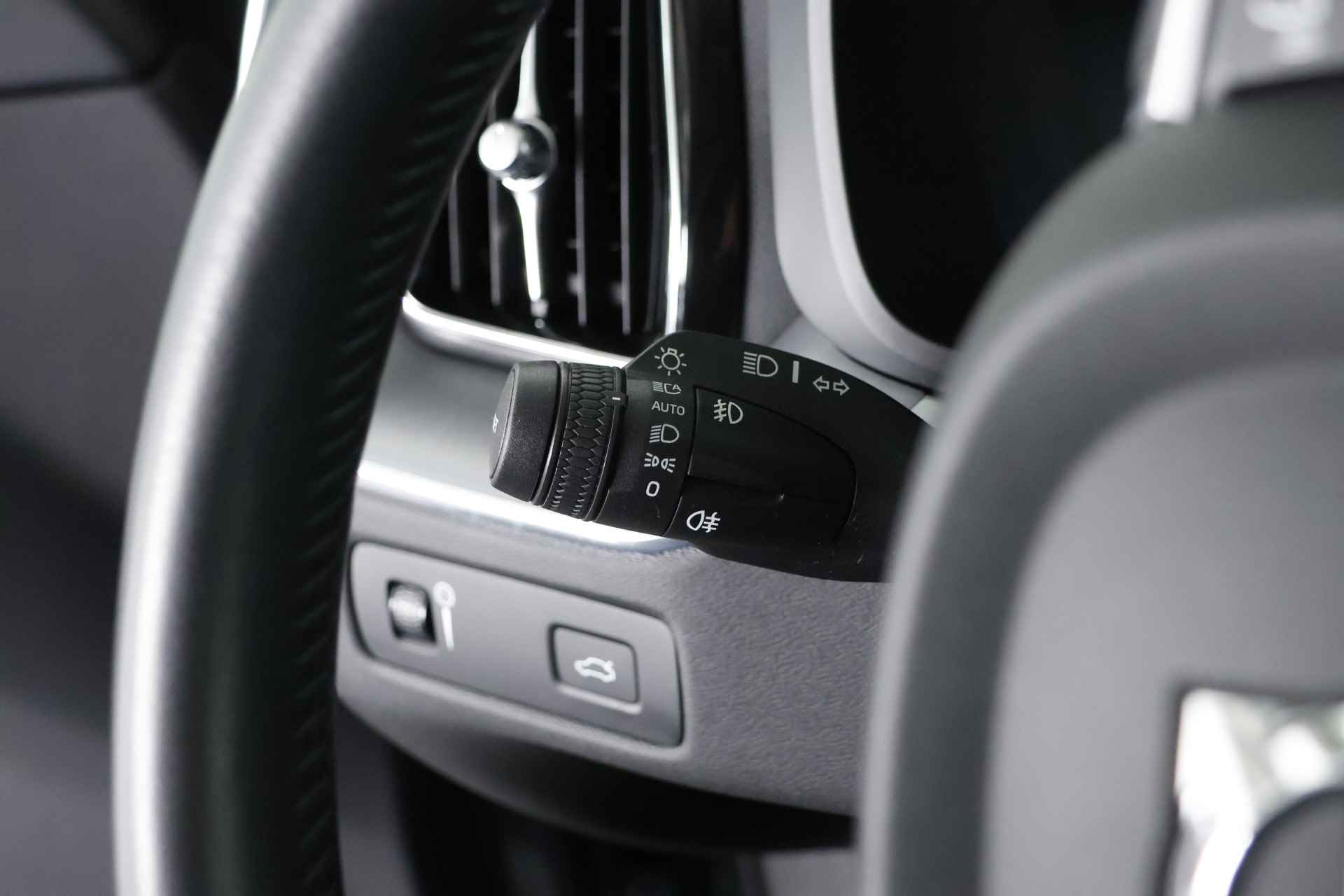Volvo XC60 2.0 D4 Momentum / LED / Pilot assist / DAB / CarPlay - 17/33