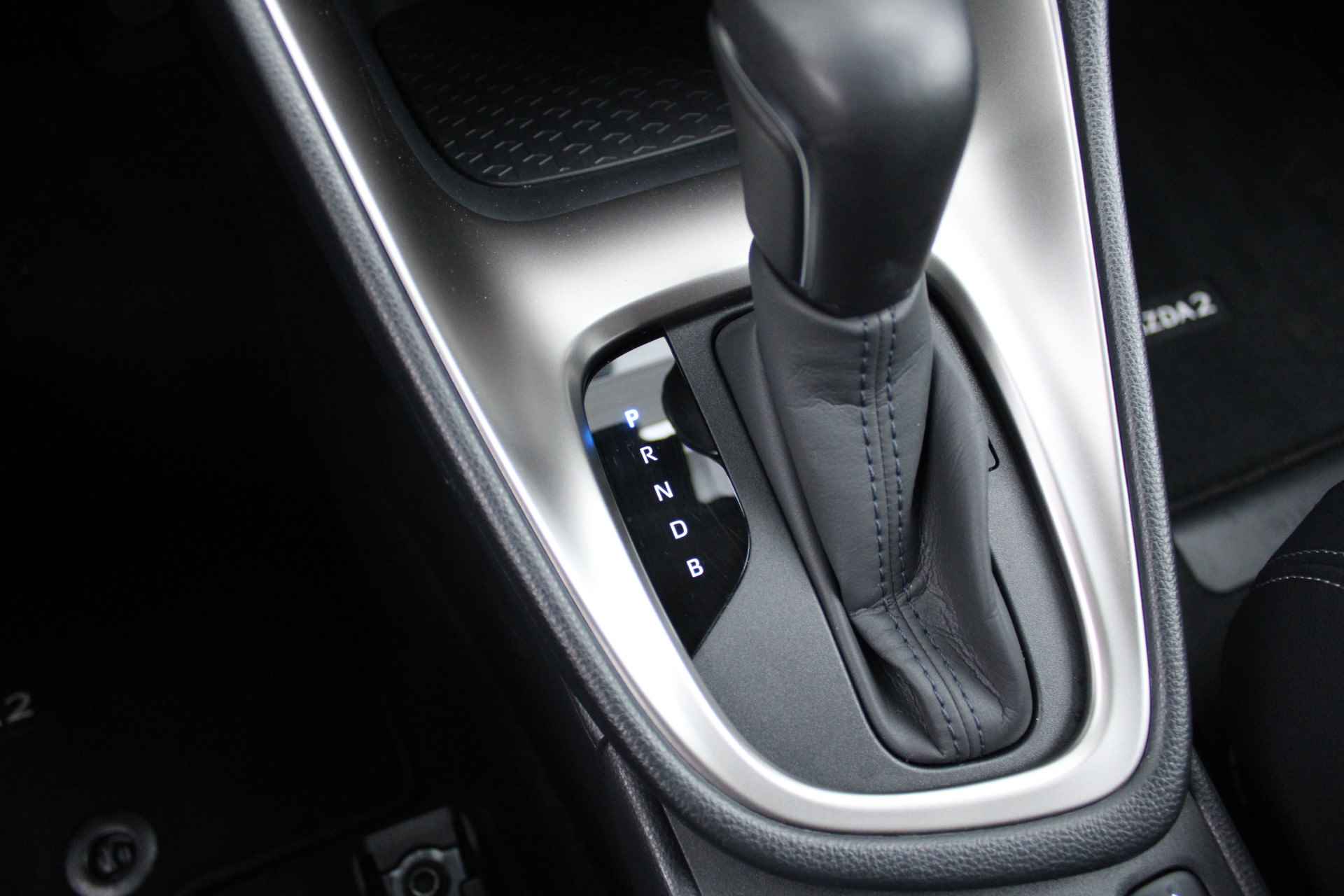 Mazda 2 Hybrid 1.5 Agile met Comfort Pakket | 15" LM | Airco | Apple car play | Android auto | - 24/34