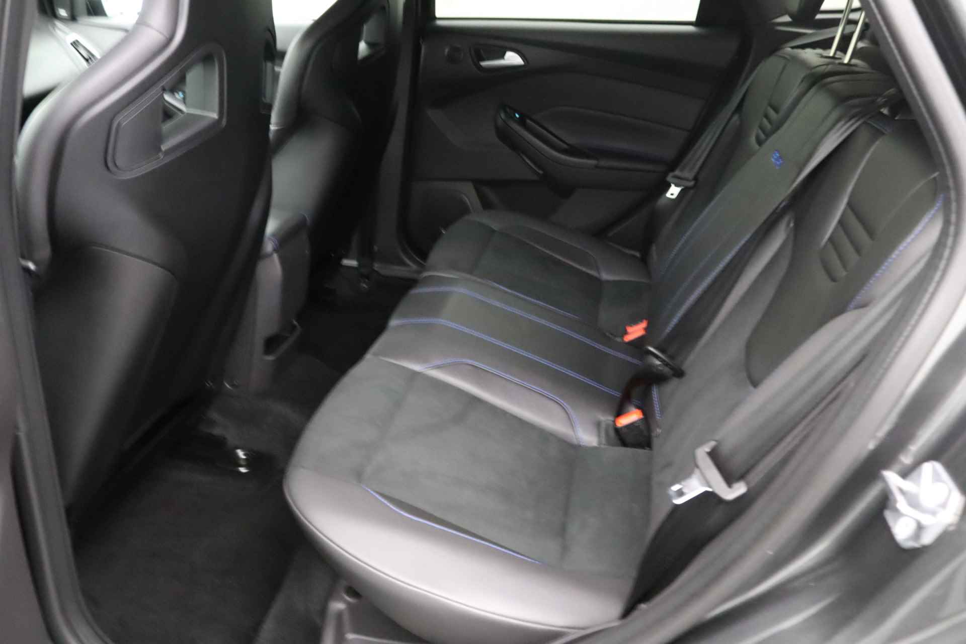 Ford Focus 2.3 RS 350PK | Weinig KM`s | Half lederen bekleding | Voorstoelen verwarmd | Parkeersensoren | Camera - 30/33