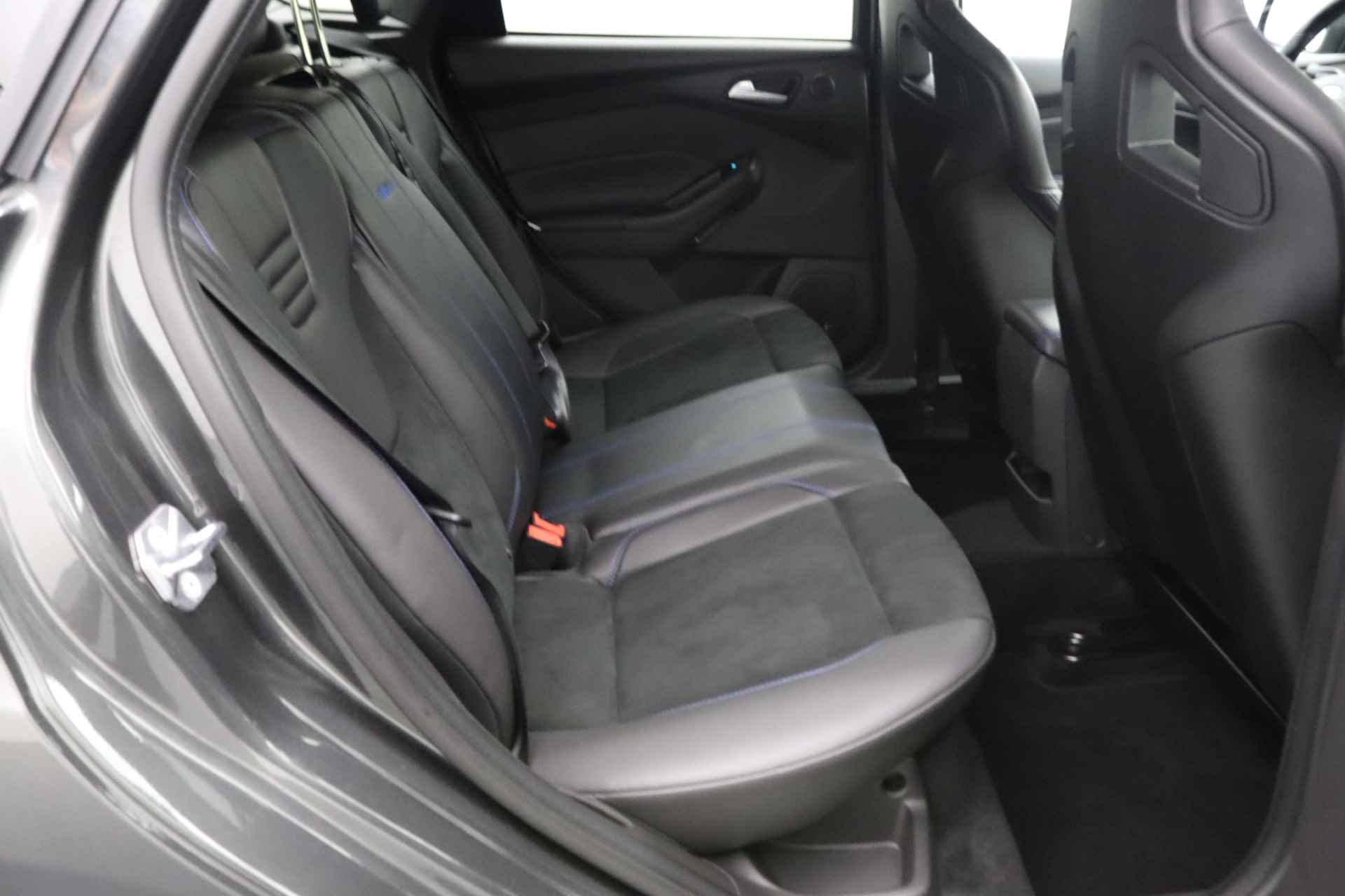 Ford Focus 2.3 RS 350PK | Weinig KM`s | Half lederen bekleding | Voorstoelen verwarmd | Parkeersensoren | Camera - 31/33