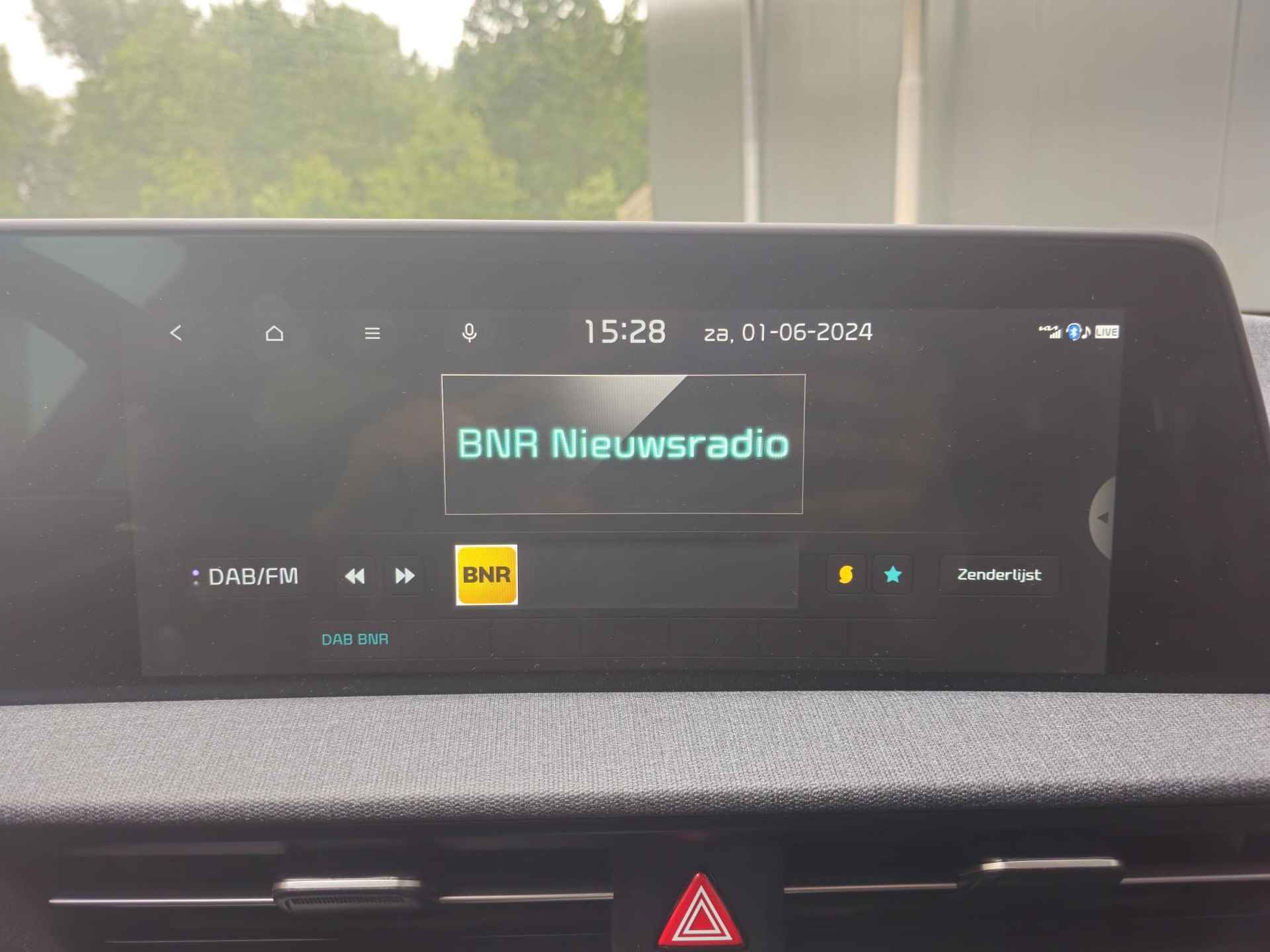 Kia EV6 Light Edition 58 kWh Apple Carplay | Navi | Addaptive Cruise Control | Stoel- en stuurverwarming | BTW auto | € 2000 SEPP subsidie | Metallic lak | Fabrieksgarantie t/m 5-4-2024 | NAP - 17/29