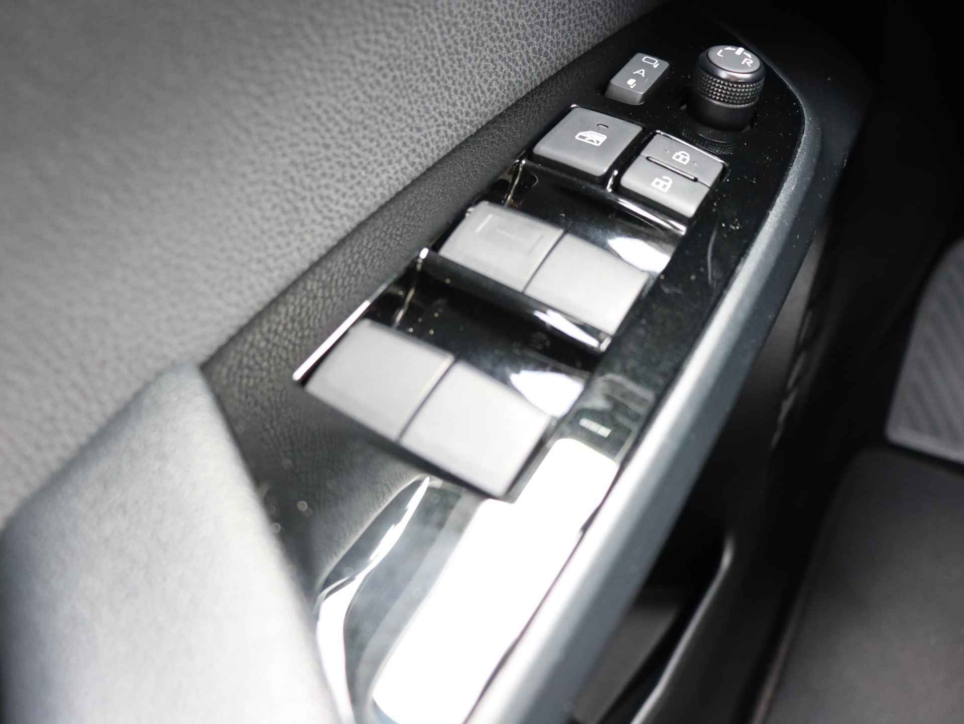 Toyota Prius 1.8 Plug-in Executive, Leder, 360 Camera, Blindpot - 29/39