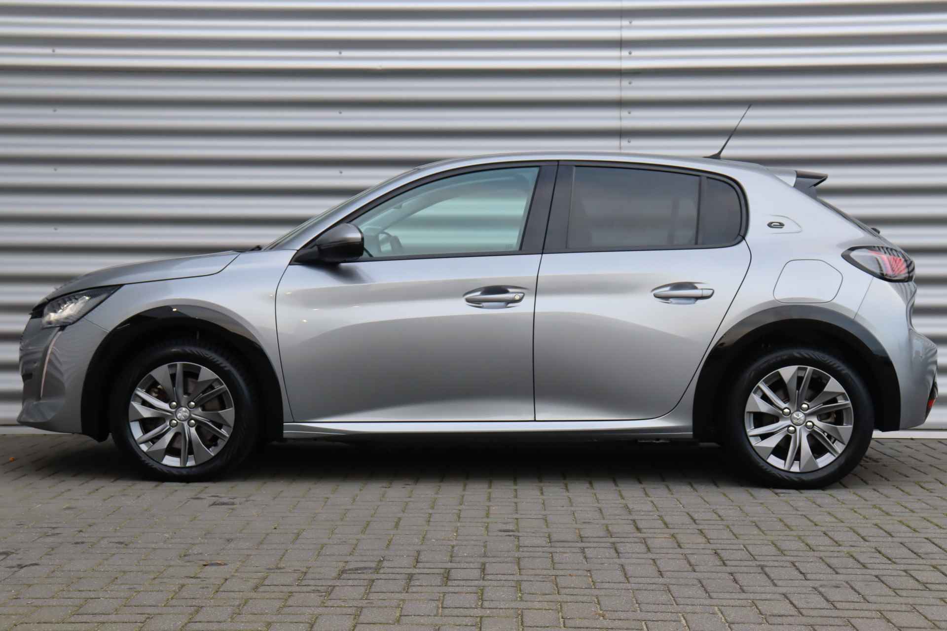 Peugeot e-208 EV 136PK ALLURE PREMIÉRE / NAVI / LEDER / CLIMA / PDC / 16" LMV / CAMERA / KEYLESS / I-COCKPIT / FULL-LED / WINTERPAKKET / 1E EI - 2/39