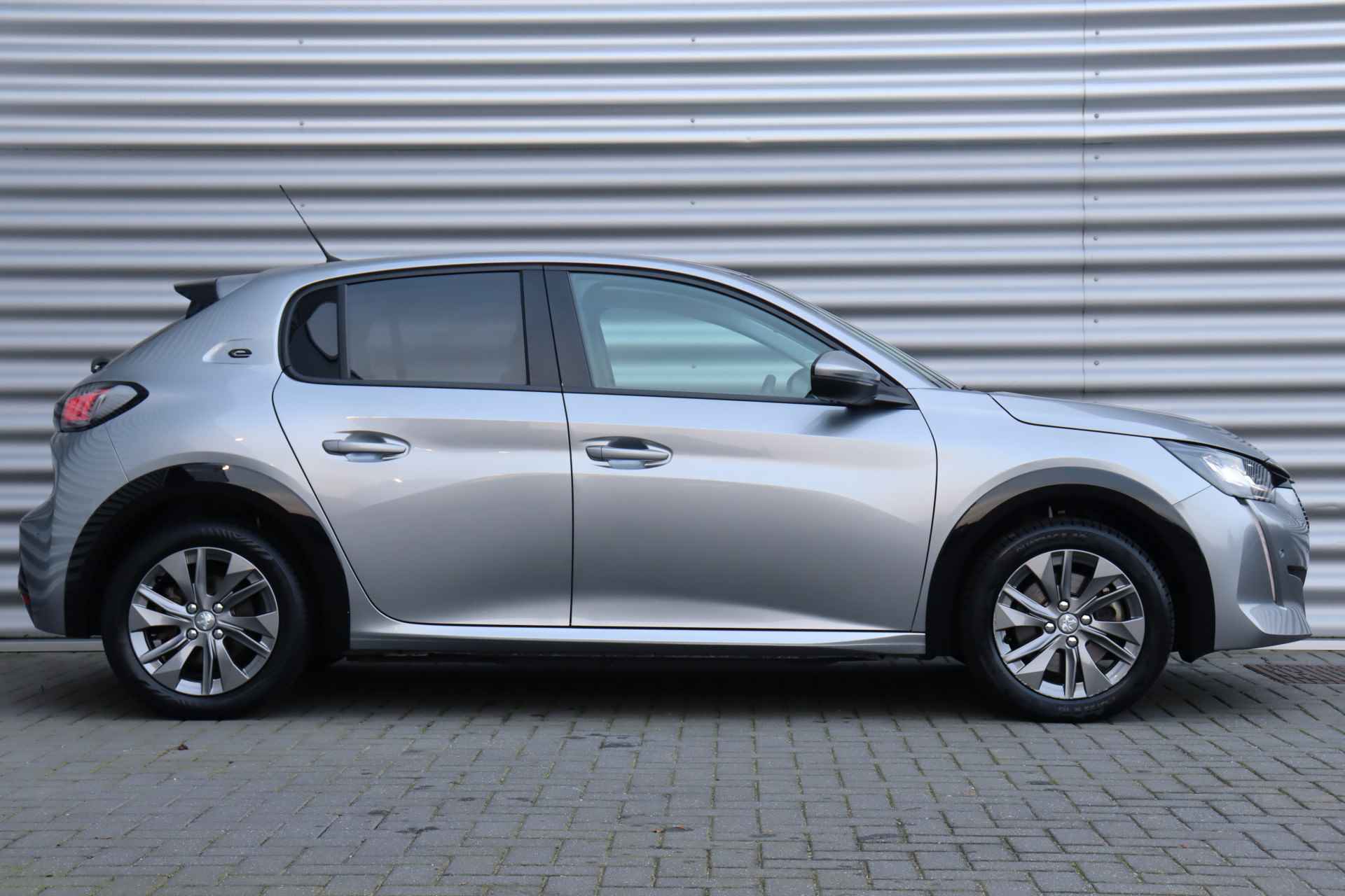 Peugeot e-208 EV 136PK ALLURE PREMIÉRE / NAVI / LEDER / CLIMA / PDC / 16" LMV / CAMERA / KEYLESS / I-COCKPIT / FULL-LED / WINTERPAKKET / 1E EI - 3/39