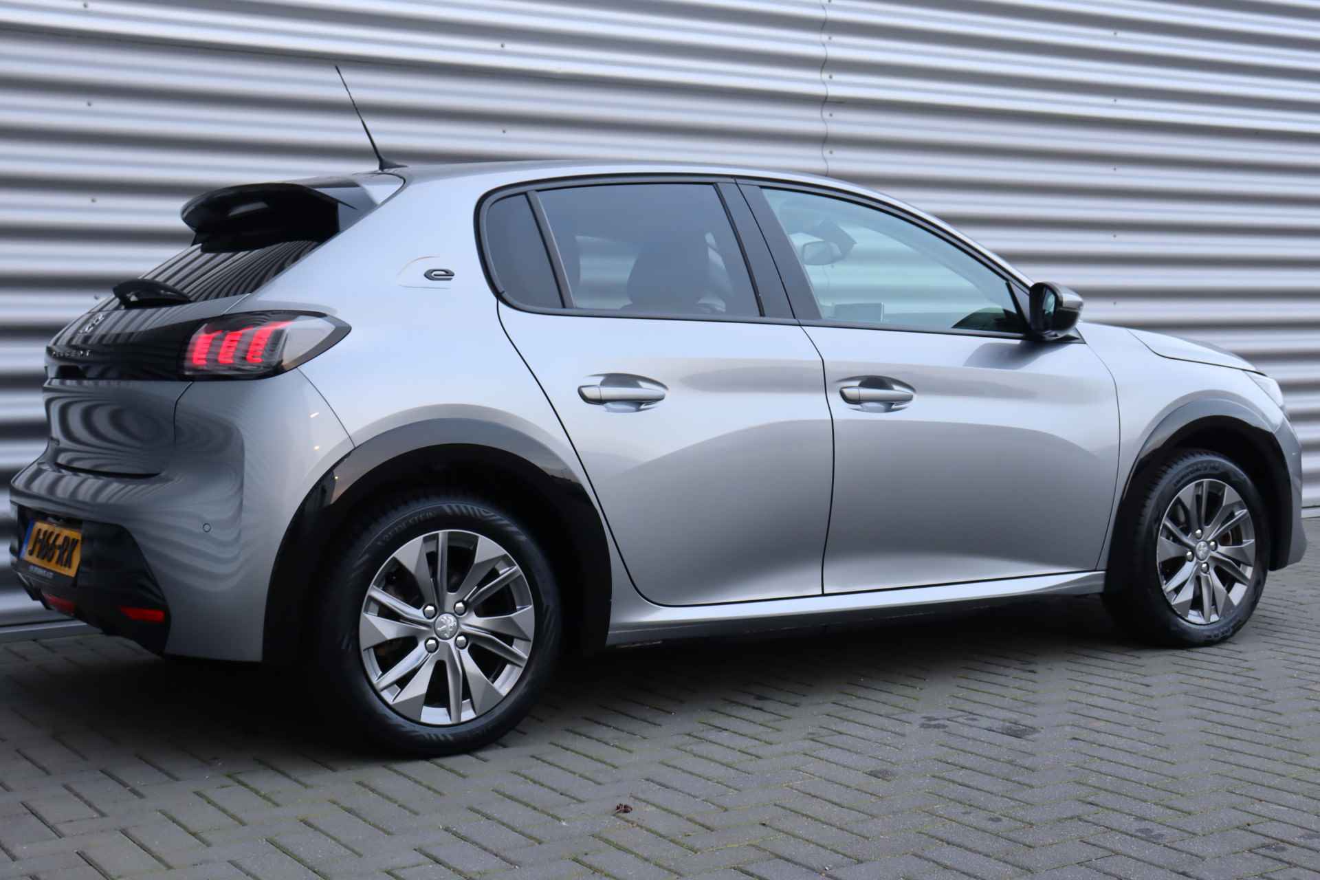 Peugeot e-208 EV 136PK ALLURE PREMIÉRE / NAVI / LEDER / CLIMA / PDC / 16" LMV / CAMERA / KEYLESS / I-COCKPIT / FULL-LED / WINTERPAKKET / 1E EI - 7/39