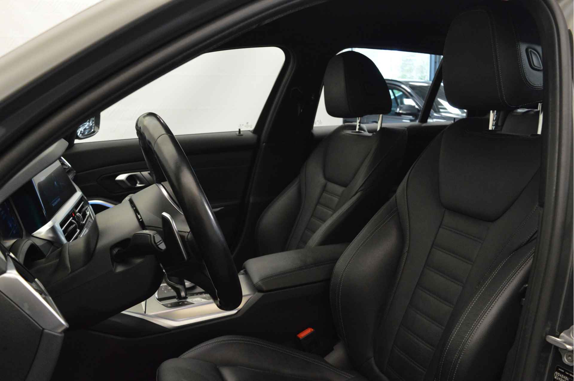 BMW 3 Serie Touring 330e High Executive M Sport Automaat / Sportstoelen / Active Cruise Control / LED / Parking Assistant / Live Cockpit Professional / Comfort Access - 7/23