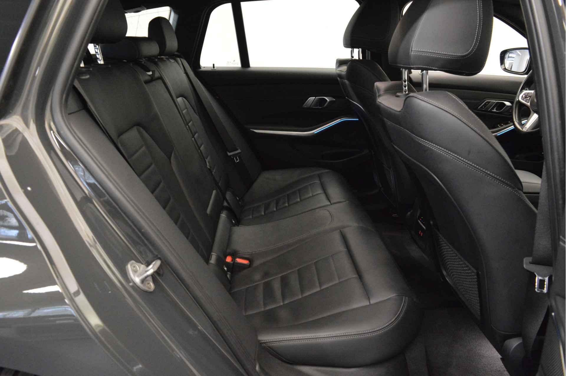 BMW 3 Serie Touring 330e High Executive M Sport Automaat / Sportstoelen / Active Cruise Control / LED / Parking Assistant / Live Cockpit Professional / Comfort Access - 12/23
