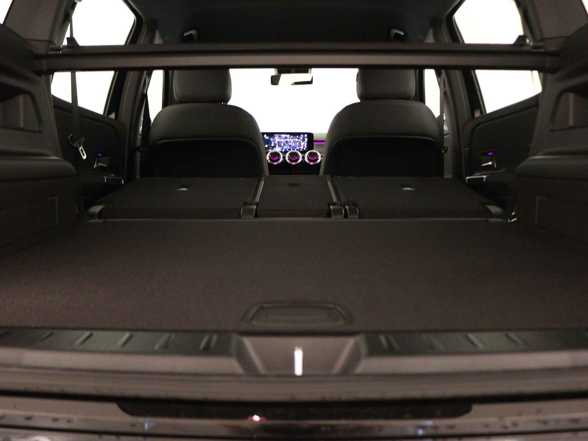 Mercedes-Benz EQB 250 Business Line 67 kWh | Advanced pakket | Dodehoekassistent | Sfeerverlichting | EASY PACK achterklep | Parkeerpakket met achteruitrijcamera | Stoelverwarming vooraan | - 32/37