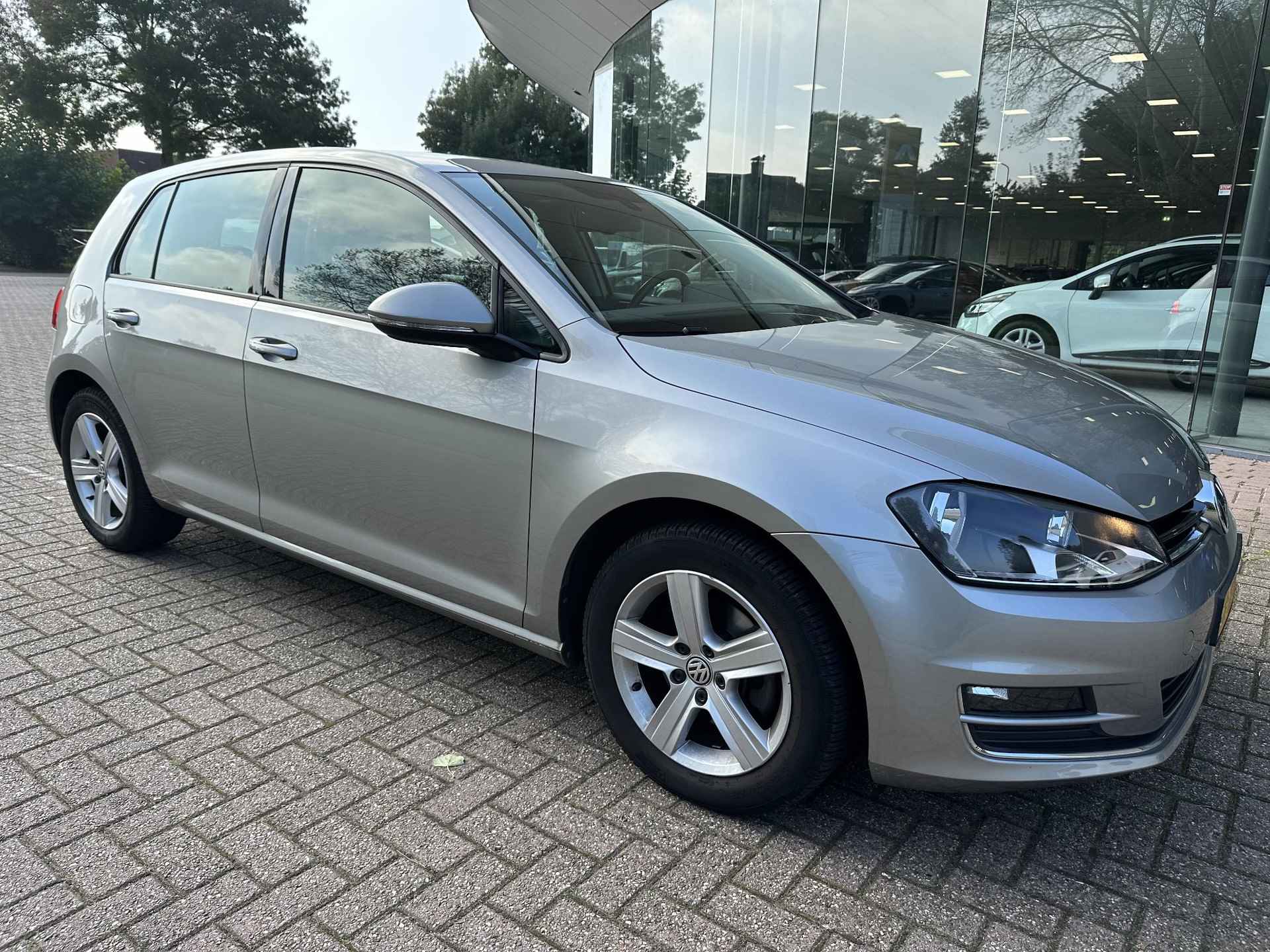 Volkswagen Golf 1.2 TSI Highline | 1e eigenaar + dealer onderhouden! | Trekhaak | Navi | Clima | Cruise | LM velgen 17" | All season banden - 5/18