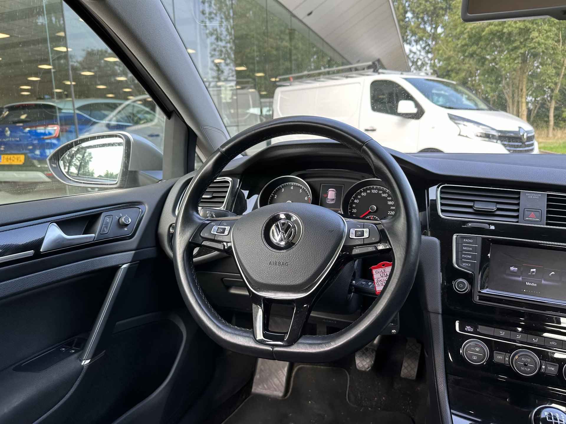 Volkswagen Golf 1.2 TSI Highline | 1e eigenaar + dealer onderhouden! | Trekhaak | Navi | Clima | Cruise | LM velgen 17" | All season banden - 12/18