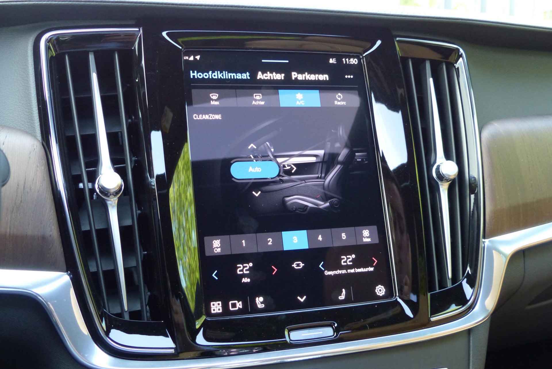 Volvo S90 B5 AUT8 251PK Ultimate Bright, Adaptieve Cruise Control met Pilot Assist, Elektrisch bedienbaar panoramisch schuif-/kanteldak, Premium audio by Harman Kardon, Elektrisch bedienbare voorstoelen, Verwarmbare voorstoelen + stuurwiel, Verwarmbare achterbank, Park Assist voor + achter, Parkeercamera, 360° camera, Head-Up display, Blind Spot Information System, Keyless entree, 4-Zone Climate Control, Apple CarPlay/Android Auto, 20'' Lichtmetalen wielen - 15/33