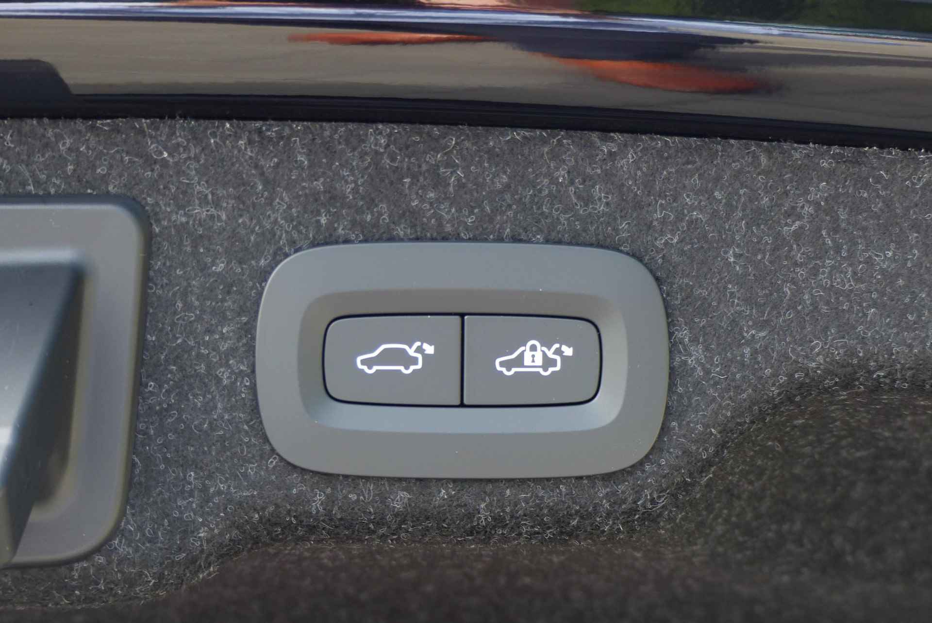 Volvo S90 B5 AUT8 251PK Ultimate Bright, Adaptieve Cruise Control met Pilot Assist, Elektrisch bedienbaar panoramisch schuif-/kanteldak, Premium audio by Harman Kardon, Elektrisch bedienbare voorstoelen, Verwarmbare voorstoelen + stuurwiel, Verwarmbare achterbank, Park Assist voor + achter, Parkeercamera, 360° camera, Head-Up display, Blind Spot Information System, Keyless entree, 4-Zone Climate Control, Apple CarPlay/Android Auto, 20'' Lichtmetalen wielen - 18/33