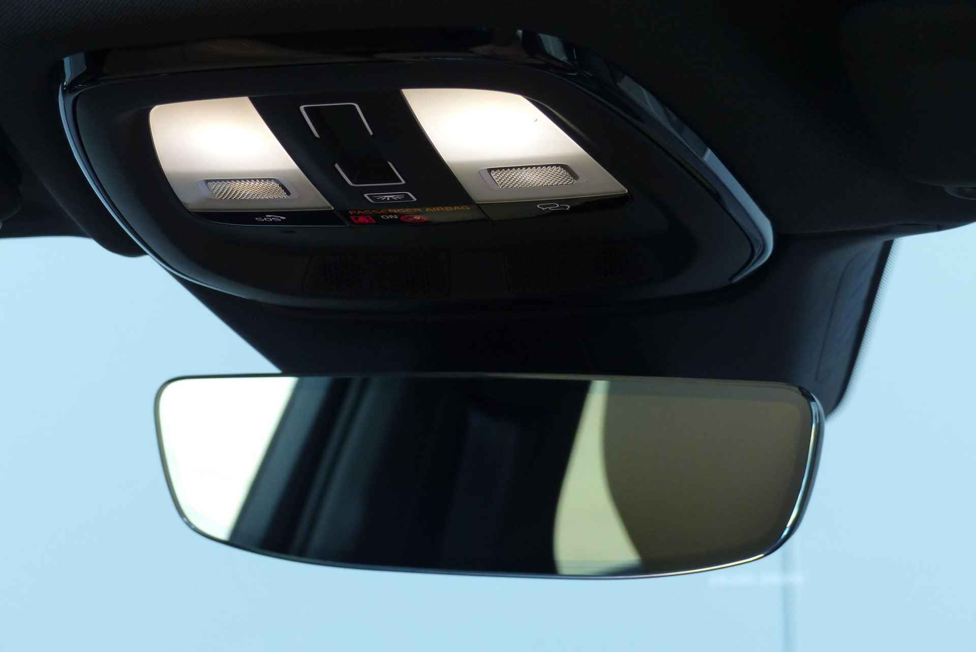 Volvo S90 B5 AUT8 251PK Ultimate Bright, Adaptieve Cruise Control met Pilot Assist, Elektrisch bedienbaar panoramisch schuif-/kanteldak, Premium audio by Harman Kardon, Elektrisch bedienbare voorstoelen, Verwarmbare voorstoelen + stuurwiel, Verwarmbare achterbank, Park Assist voor + achter, Parkeercamera, 360° camera, Head-Up display, Blind Spot Information System, Keyless entree, 4-Zone Climate Control, Apple CarPlay/Android Auto, 20'' Lichtmetalen wielen - 22/33