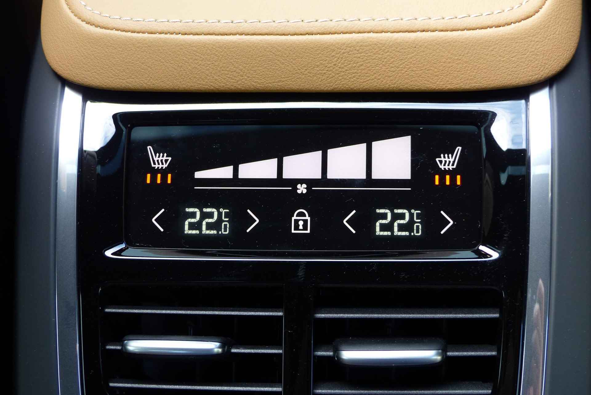 Volvo S90 B5 AUT8 251PK Ultimate Bright, Adaptieve Cruise Control met Pilot Assist, Elektrisch bedienbaar panoramisch schuif-/kanteldak, Premium audio by Harman Kardon, Elektrisch bedienbare voorstoelen, Verwarmbare voorstoelen + stuurwiel, Verwarmbare achterbank, Park Assist voor + achter, Parkeercamera, 360° camera, Head-Up display, Blind Spot Information System, Keyless entree, 4-Zone Climate Control, Apple CarPlay/Android Auto, 20'' Lichtmetalen wielen - 23/33