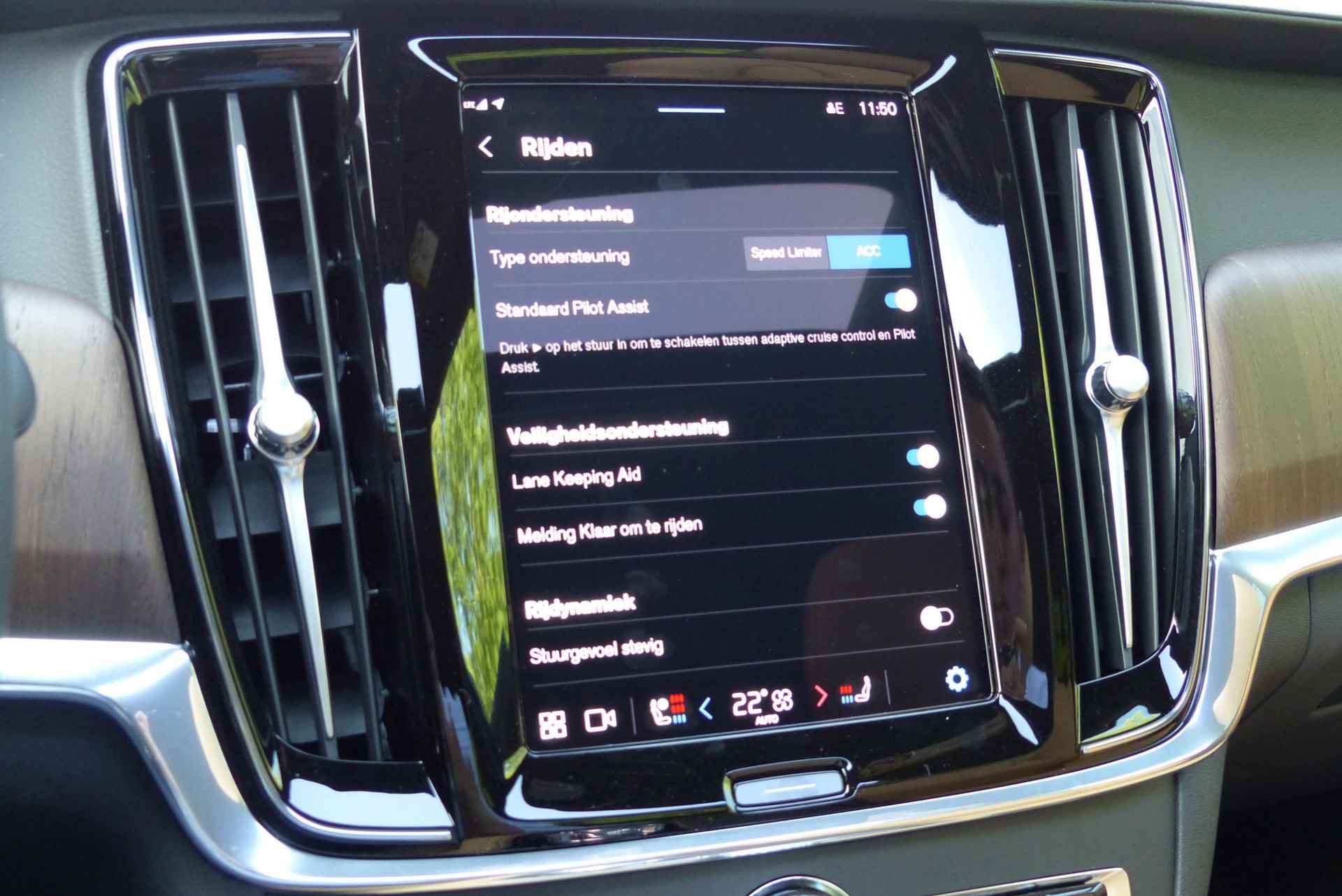 Volvo S90 B5 AUT8 251PK Ultimate Bright, Adaptieve Cruise Control met Pilot Assist, Elektrisch bedienbaar panoramisch schuif-/kanteldak, Premium audio by Harman Kardon, Elektrisch bedienbare voorstoelen, Verwarmbare voorstoelen + stuurwiel, Verwarmbare achterbank, Park Assist voor + achter, Parkeercamera, 360° camera, Head-Up display, Blind Spot Information System, Keyless entree, 4-Zone Climate Control, Apple CarPlay/Android Auto, 20'' Lichtmetalen wielen - 31/33