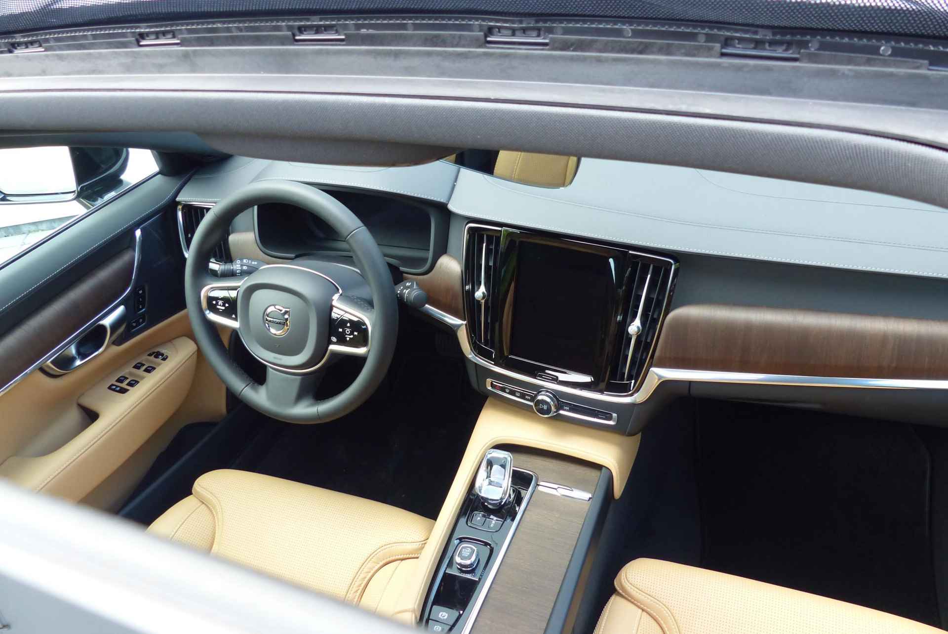 Volvo S90 B5 AUT8 251PK Ultimate Bright, Adaptieve Cruise Control met Pilot Assist, Elektrisch bedienbaar panoramisch schuif-/kanteldak, Premium audio by Harman Kardon, Elektrisch bedienbare voorstoelen, Verwarmbare voorstoelen + stuurwiel, Verwarmbare achterbank, Park Assist voor + achter, Parkeercamera, 360° camera, Head-Up display, Blind Spot Information System, Keyless entree, 4-Zone Climate Control, Apple CarPlay/Android Auto, 20'' Lichtmetalen wielen - 9/34