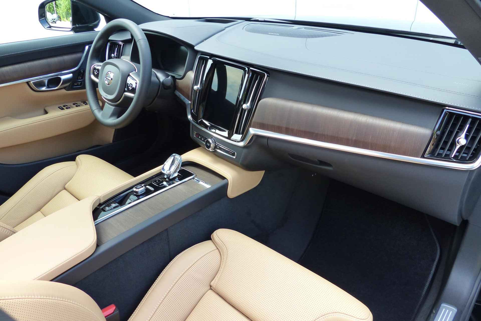 Volvo S90 B5 AUT8 251PK Ultimate Bright, Adaptieve Cruise Control met Pilot Assist, Elektrisch bedienbaar panoramisch schuif-/kanteldak, Premium audio by Harman Kardon, Elektrisch bedienbare voorstoelen, Verwarmbare voorstoelen + stuurwiel, Verwarmbare achterbank, Park Assist voor + achter, Parkeercamera, 360° camera, Head-Up display, Blind Spot Information System, Keyless entree, 4-Zone Climate Control, Apple CarPlay/Android Auto, 20'' Lichtmetalen wielen - 22/34