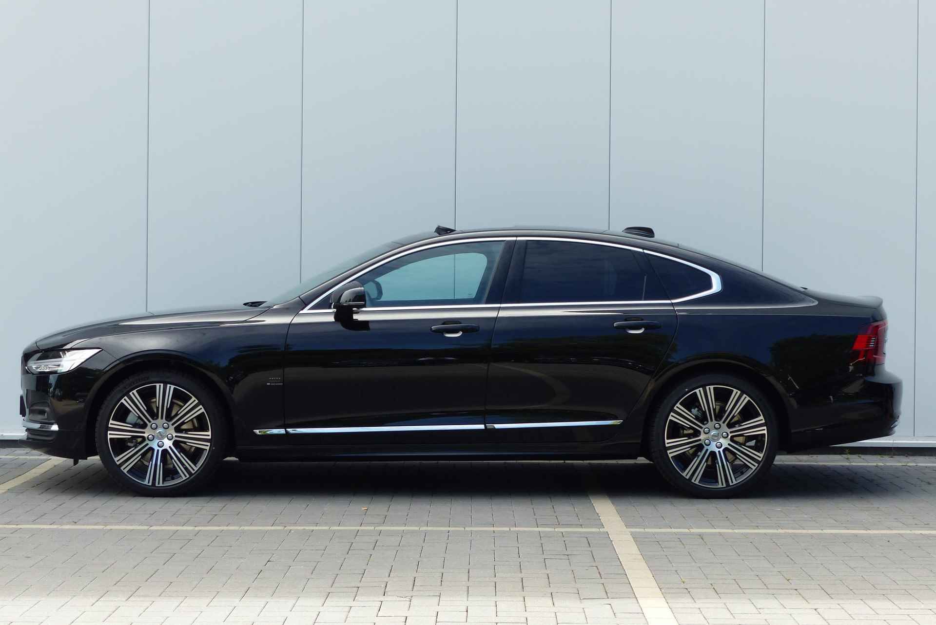 Volvo S90 B5 AUT8 251PK Ultimate Bright, Adaptieve Cruise Control met Pilot Assist, Elektrisch bedienbaar panoramisch schuif-/kanteldak, Premium audio by Harman Kardon, Elektrisch bedienbare voorstoelen, Verwarmbare voorstoelen + stuurwiel, Verwarmbare achterbank, Park Assist voor + achter, Parkeercamera, 360° camera, Head-Up display, Blind Spot Information System, Keyless entree, 4-Zone Climate Control, Apple CarPlay/Android Auto, 20'' Lichtmetalen wielen - 8/34