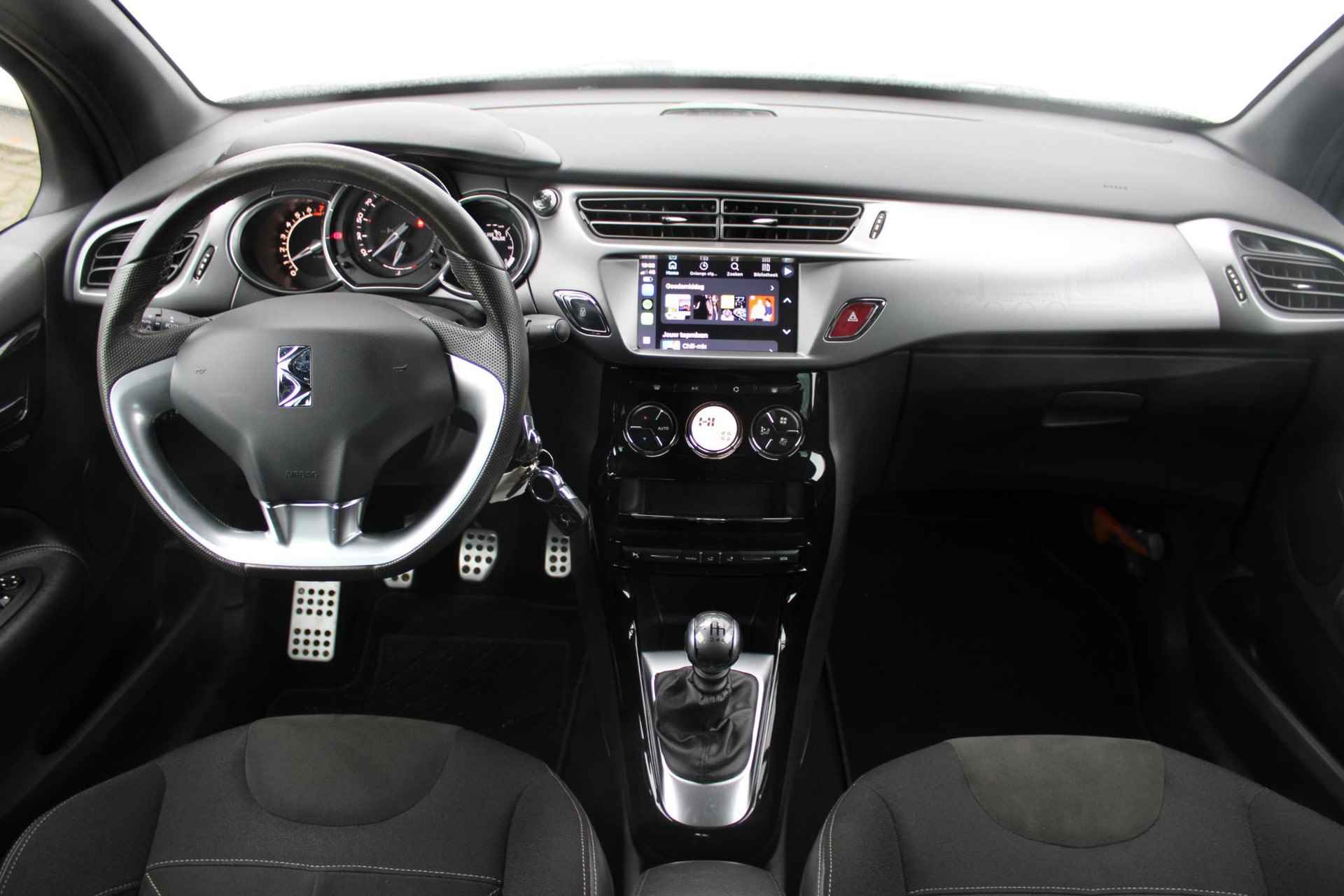 DS 3 Cabrio Sport Chic 1.2 130 pk / Camera / Alcantara / LED - 10/57