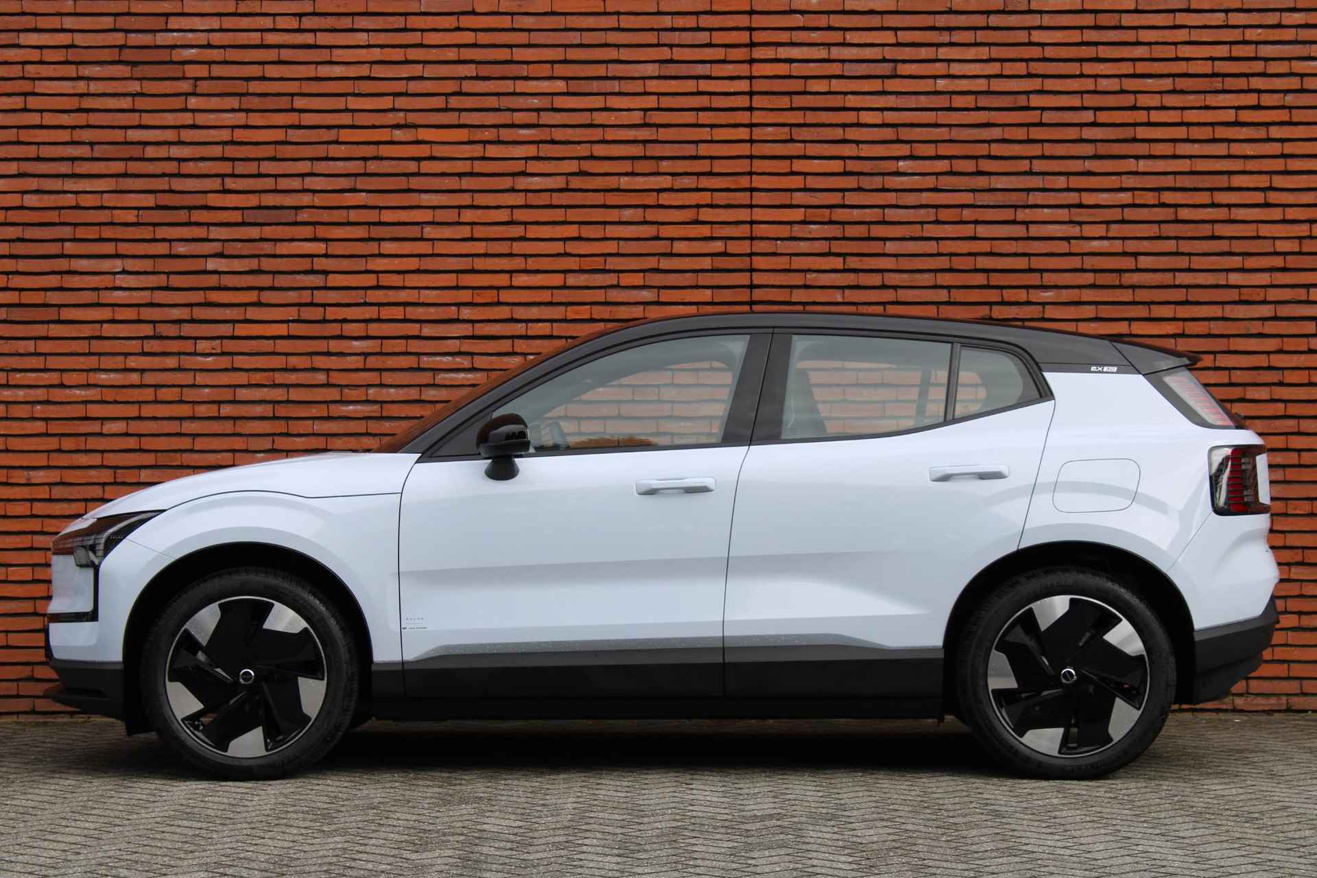 Volvo EX30 Single Motor Extended Range Plus 69 kWh, ***SEPP Subsidie beschikbaar, Per direct leverbaar*** Adaptieve Cruise Control, Pilot Assist, Harman/Kardon Audiosysteem, Verwarmbare voorstoelen, Verwarmbaar stuurwiel, Parkeersensoren voor en achter, Parkeercamera achter, 19" Lichtmetalen velgen, - 8/21