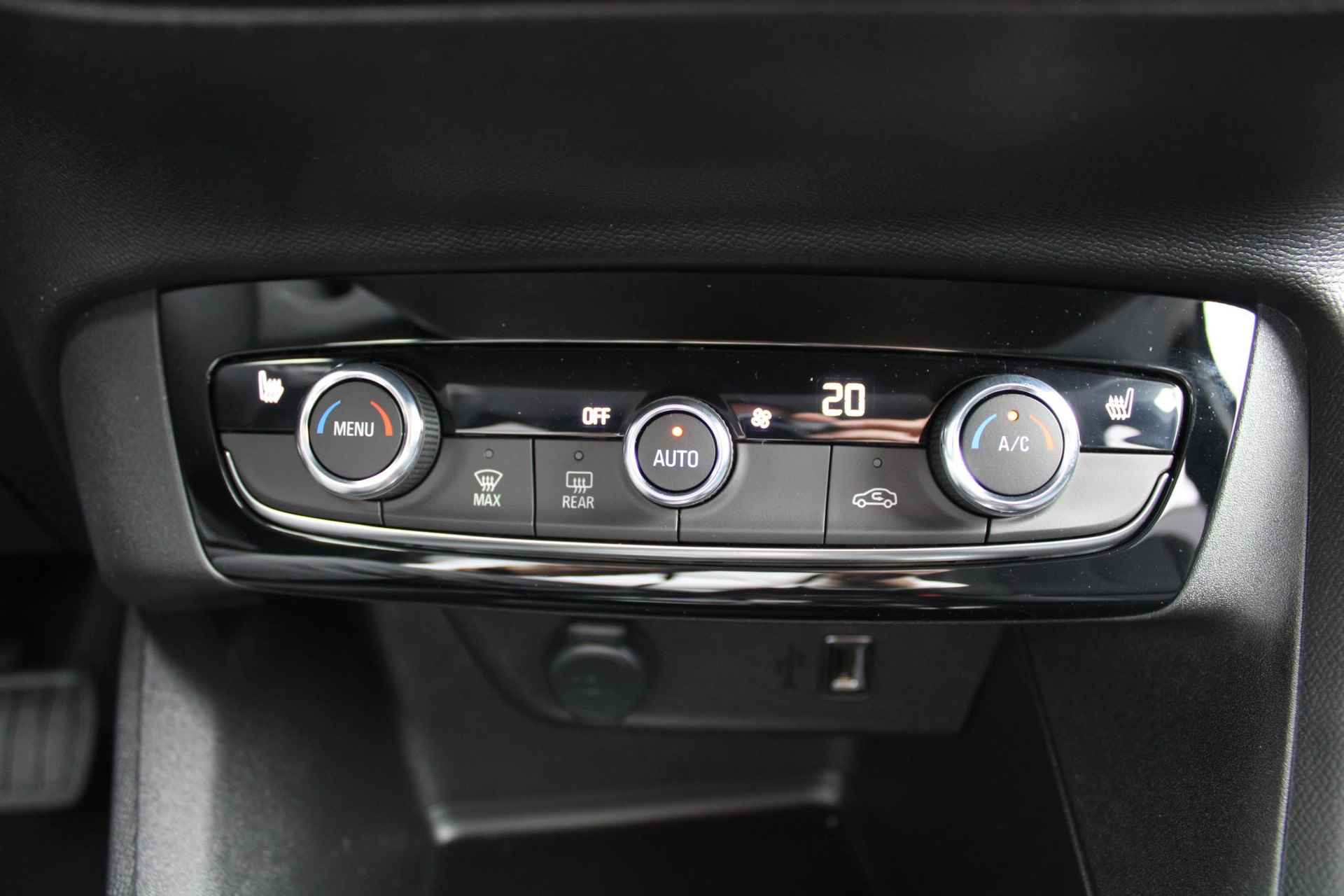 Opel Corsa-e Level 3 50 kWh *Premium pakket*Navi*Apple Carplay/Android Auto*Bluetooth*Camera - 27/33