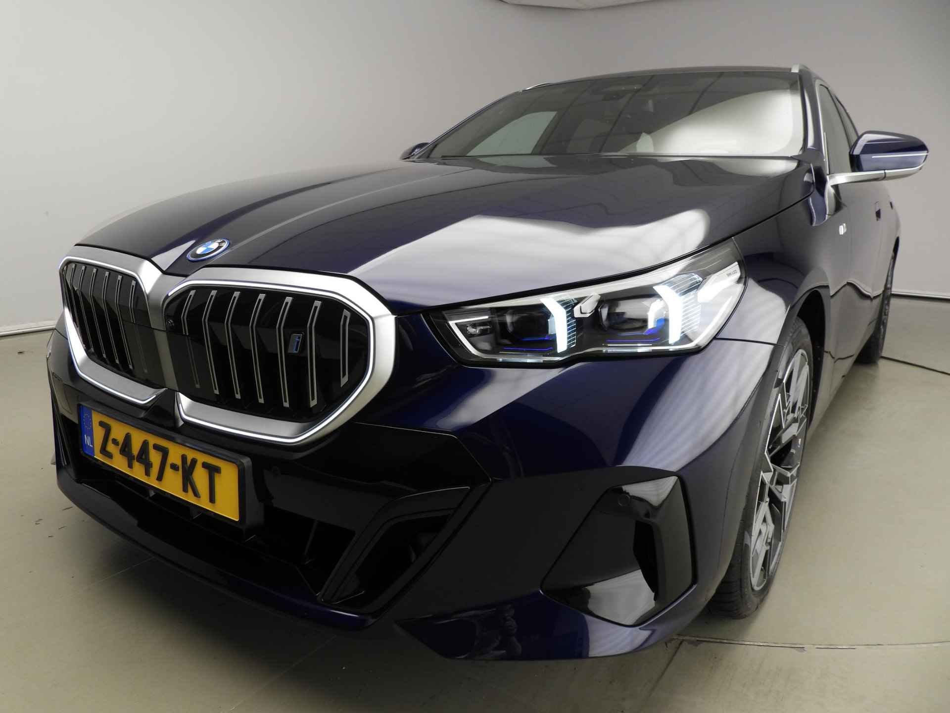 BMW i5 Touring eDrive40 | M-Sportpakket | LED | Leder | HUD | Schuifdak | Keyles go | DAB | Bowers & Wilkins sound | Alu 20 inch - 55/57