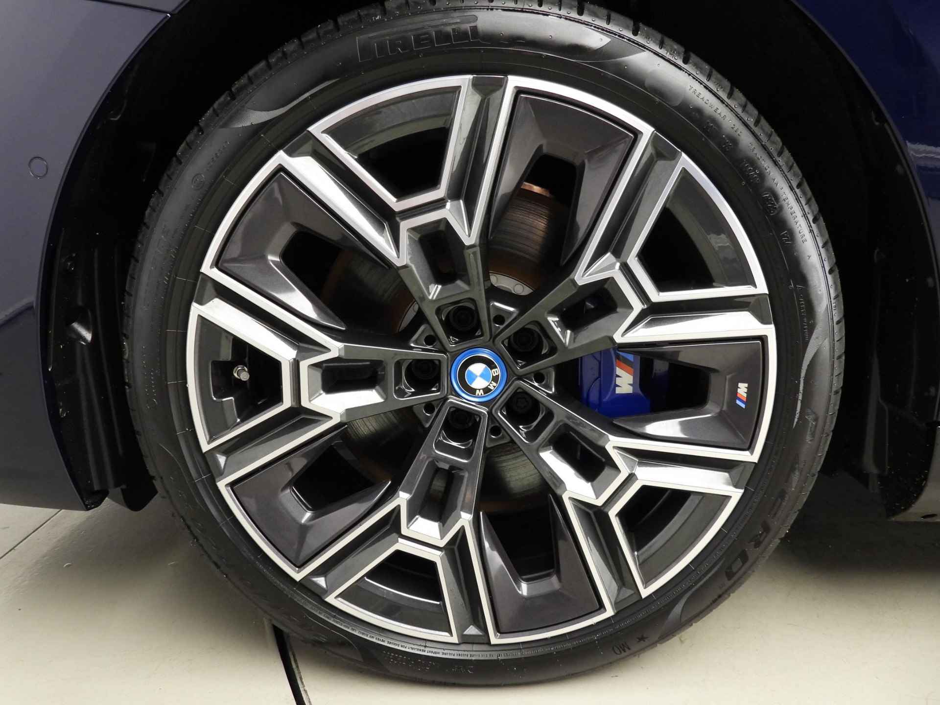 BMW i5 Touring eDrive40 | M-Sportpakket | LED | Leder | HUD | Schuifdak | Keyles go | DAB | Bowers & Wilkins sound | Alu 20 inch - 57/57