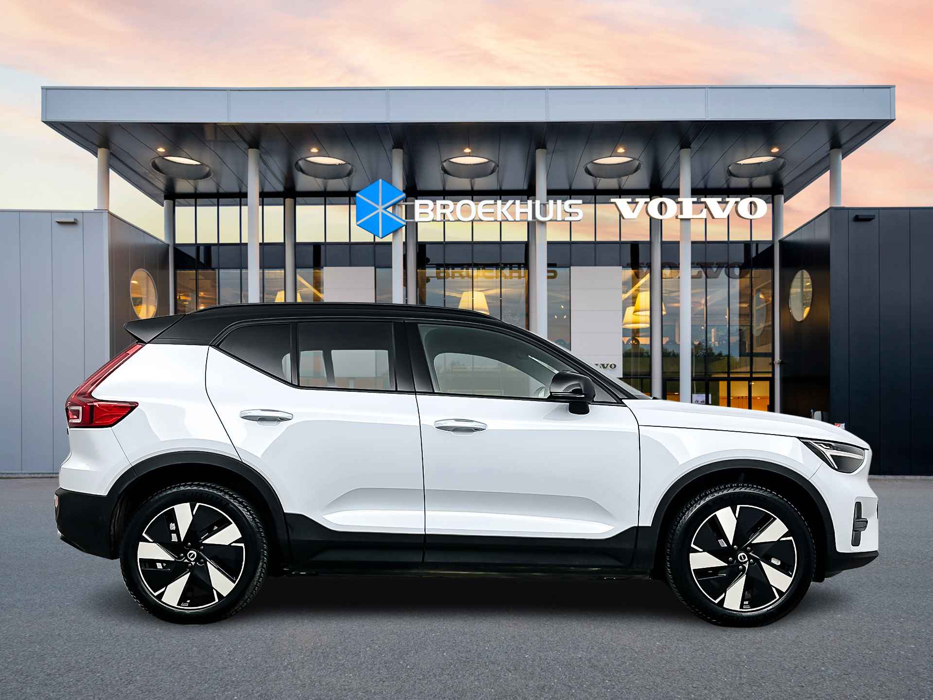 Volvo XC40 Single Motor Extended Range Plus 82 kWh | Getint glas | Stoel/stuurverwarming | Warmtepomp | Pilot Assist | BLIS | Keyless | Ele - 8/31