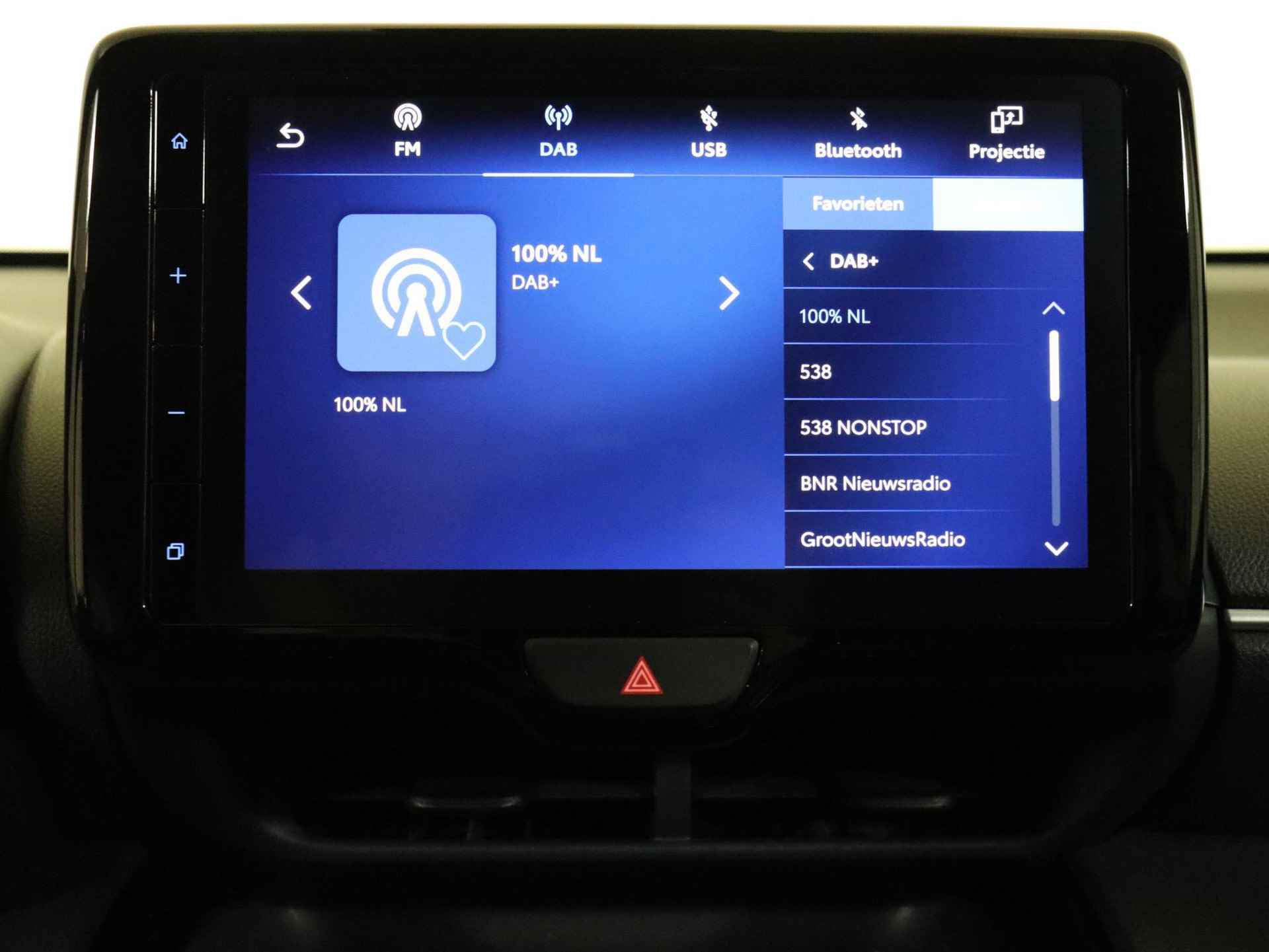 Toyota Yaris Cross 1.5 Hybrid Dynamic Limited, Stoelverwaming, Parkeersensoren voor en achter NAVI, Apple carplay / Android auto, Thuiskomer! - 9/36