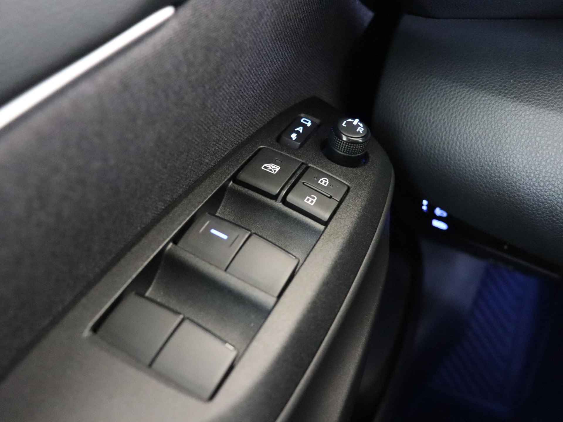Toyota Yaris Cross 1.5 Hybrid Dynamic Limited | Stoelverwaming | Parkeersensoren voor en achter NAVI| Apple carplay | Android auto | Thuiskomer | - 28/36