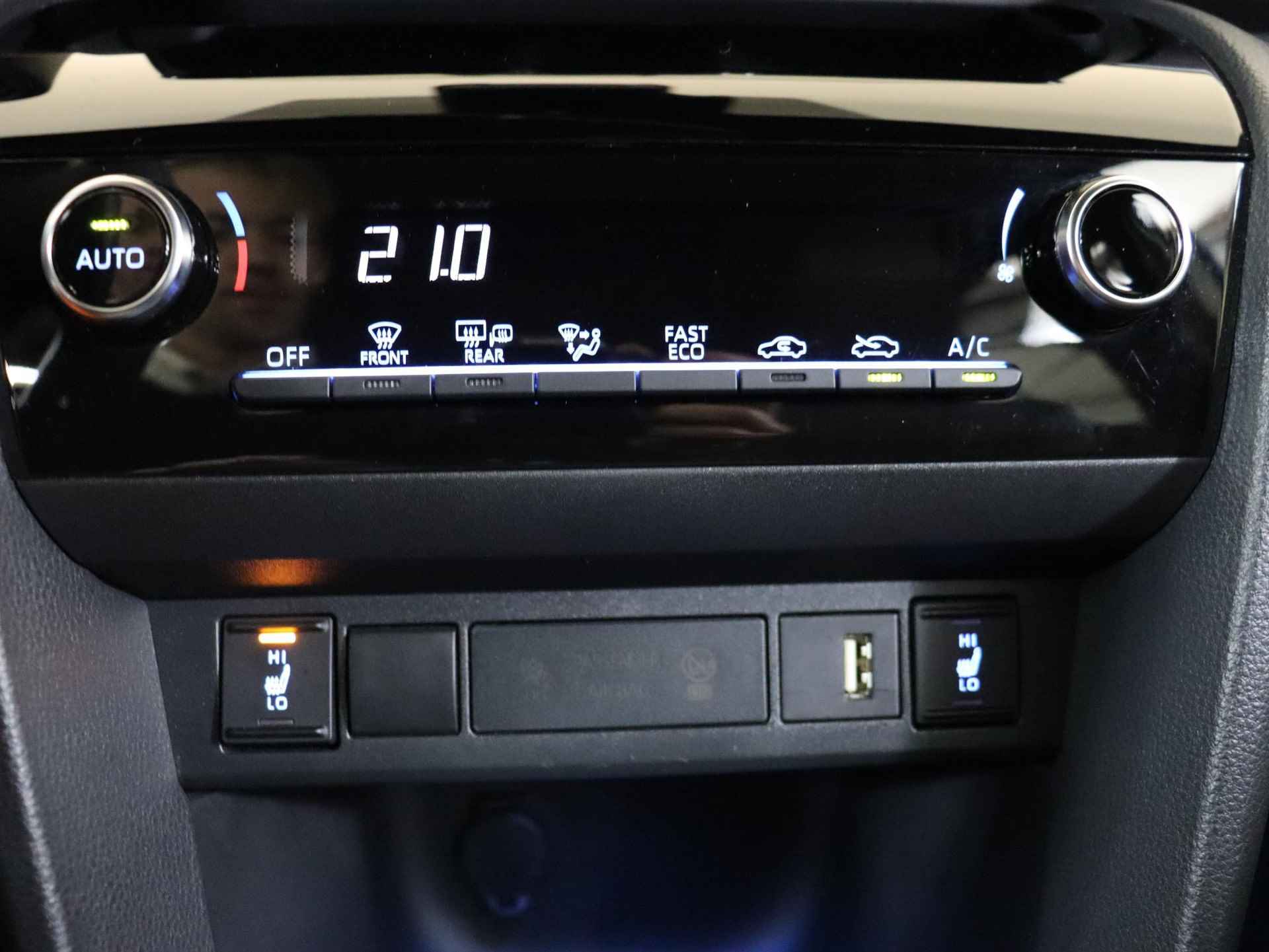 Toyota Yaris Cross 1.5 Hybrid Dynamic Limited | Stoelverwaming | Parkeersensoren voor en achter NAVI| Apple carplay | Android auto | Thuiskomer | - 29/36