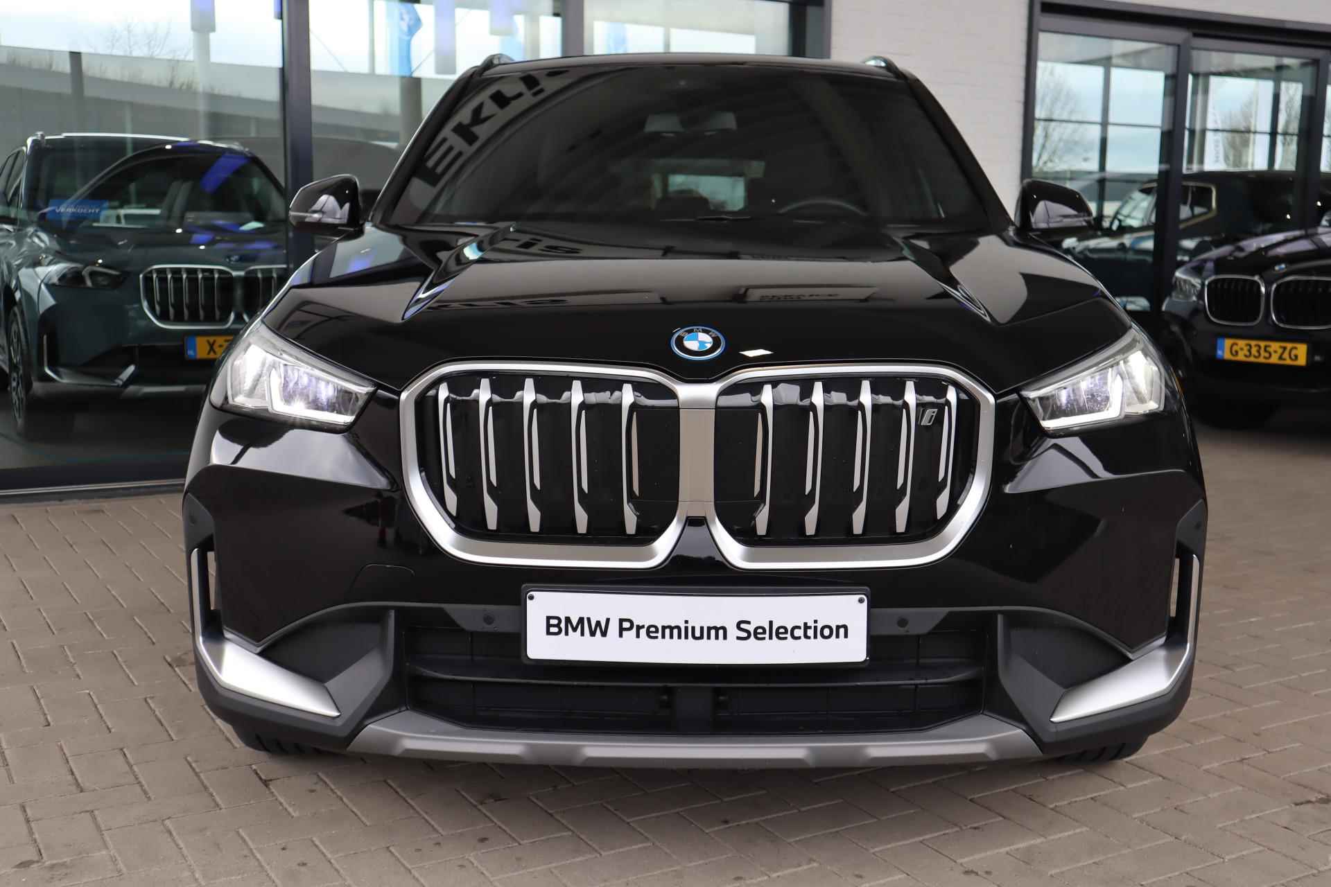 BMW iX1 xDrive30 Hoogglans Shadow Line / Trekhaak | Showroom Sale - 5/23