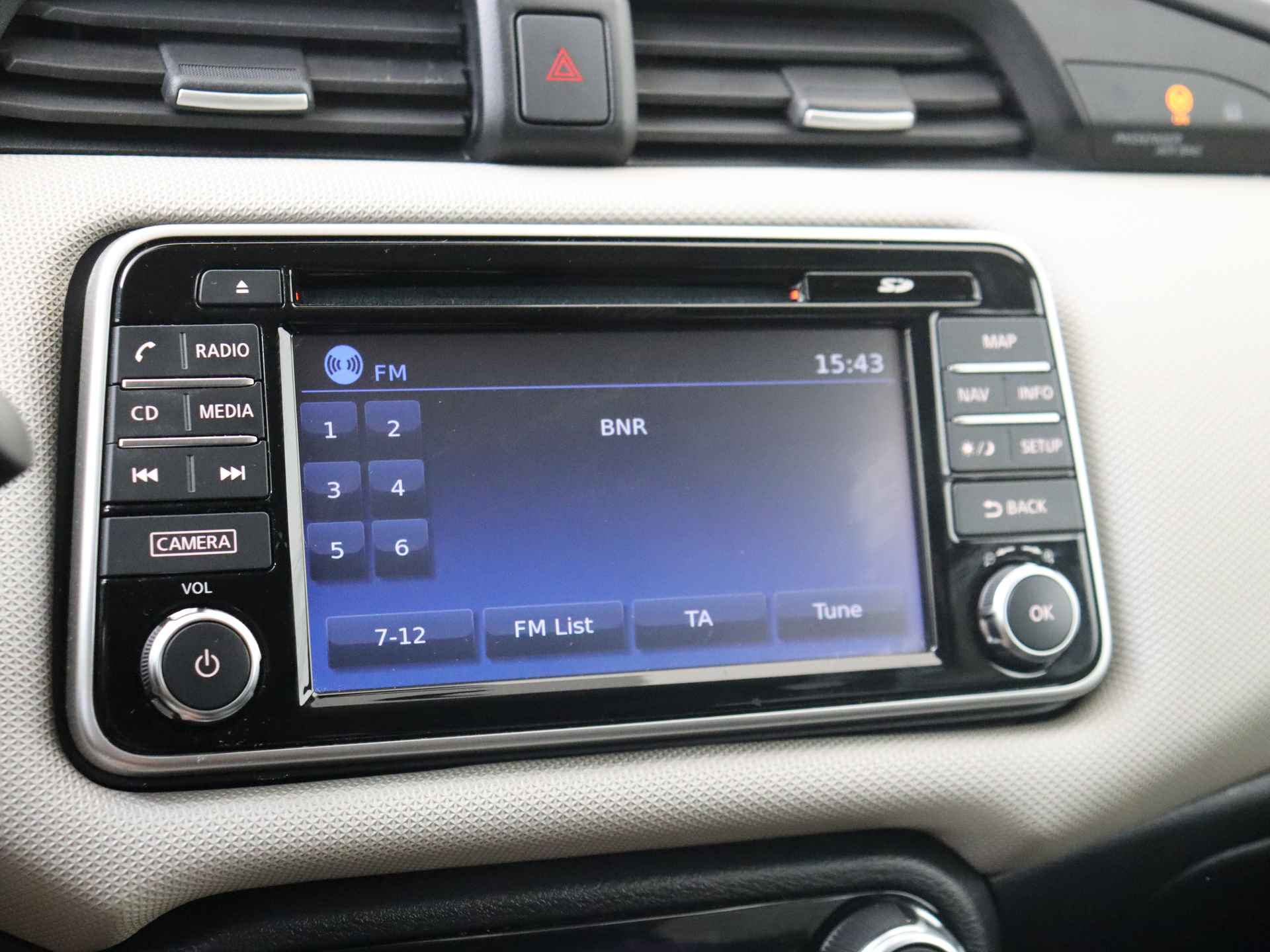 Nissan Micra 0.9 IG-T N-Connecta 5 deurs | Navigatie | Climate Control | Achteruit rij Camera - 16/30