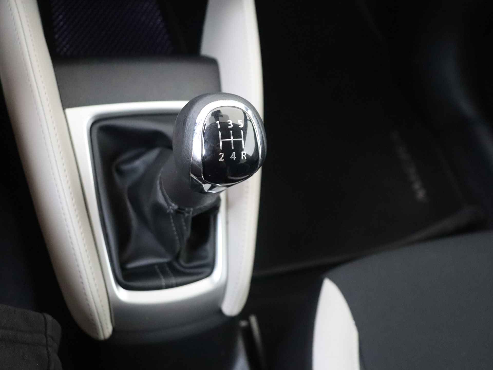 Nissan Micra 0.9 IG-T N-Connecta 5 deurs | Navigatie | Climate Control | Achteruit rij Camera - 19/30