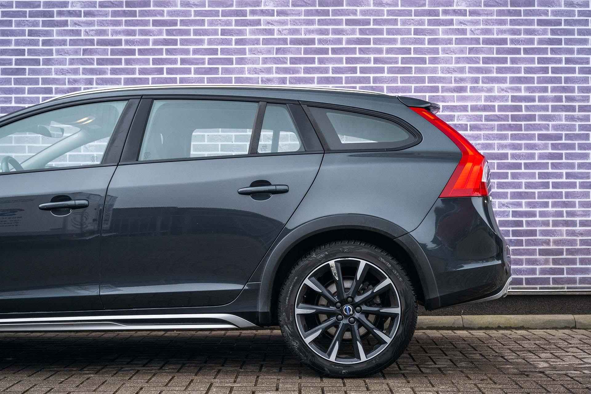 Volvo V60 Cross Country D3 Automaat Nordic+ | Trekhaak afneembaar | Parkeerverwarming | Verwarmbare voorstoelen en voorruit | Bi-Xenon | High Performance audio - 15/37