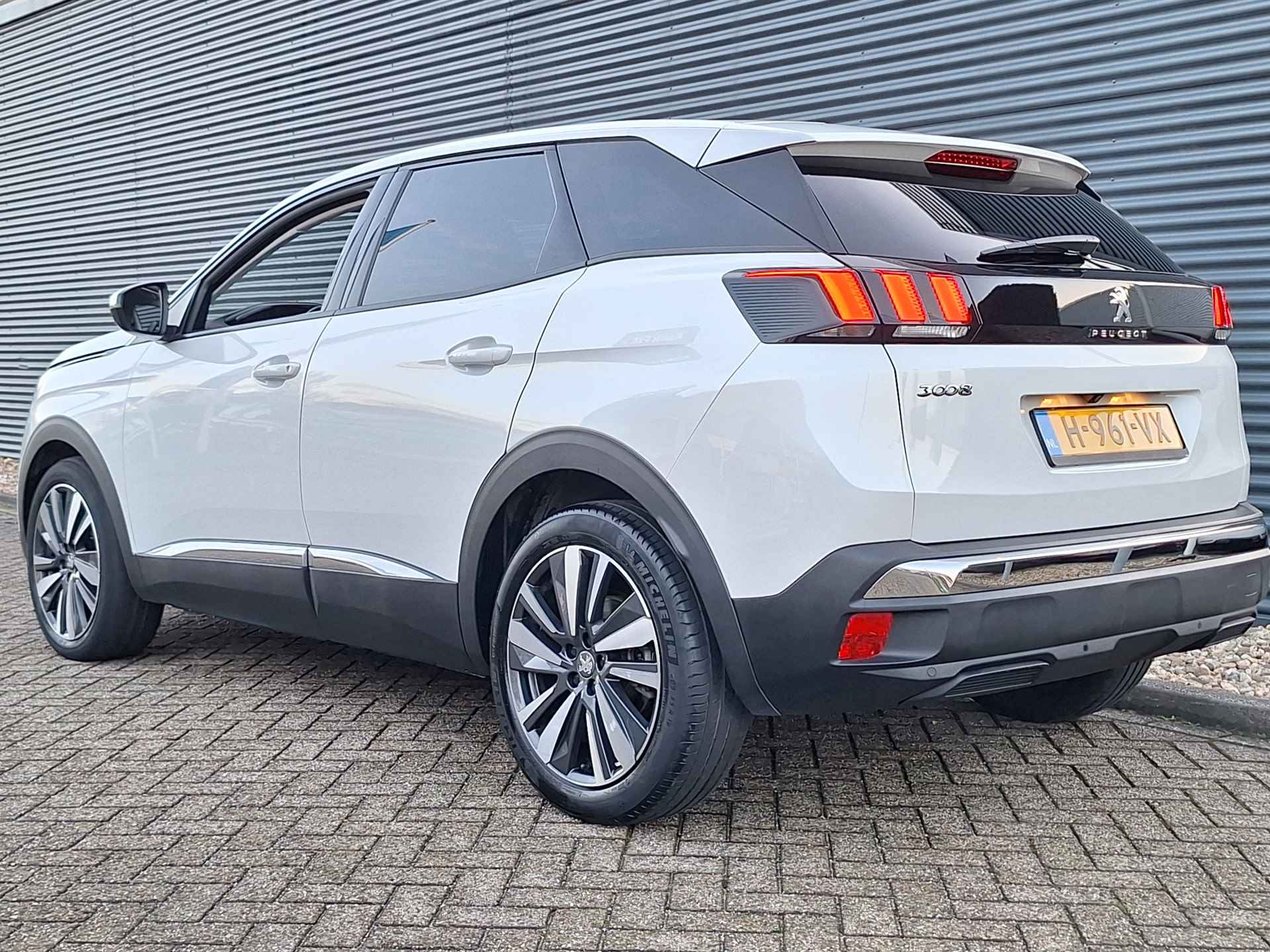 Peugeot 3008 1.2 PureTech Blue Lease Premium Avantage | Automaat | Camera | Navigatie | Apple Carplay en Android Auto | Parelmoer Lak | Keyless Entry-Start- Achterklepbediening !! - 5/47