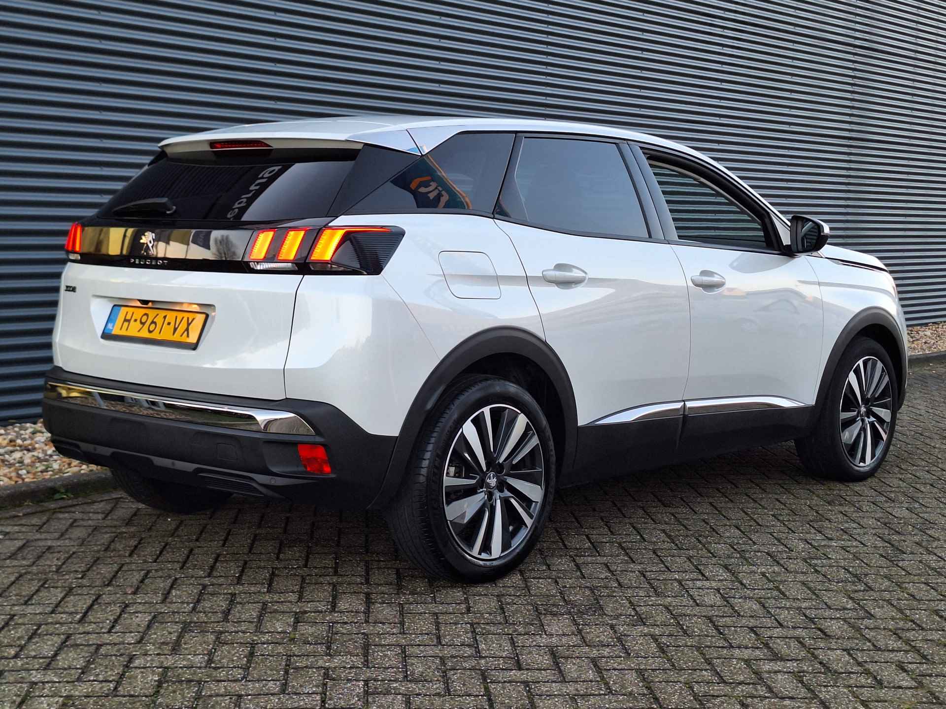 Peugeot 3008 1.2 PureTech Blue Lease Premium Avantage | Automaat | Camera | Navigatie | Apple Carplay en Android Auto | Parelmoer Lak | Keyless Entry-Start- Achterklepbediening !! - 43/47