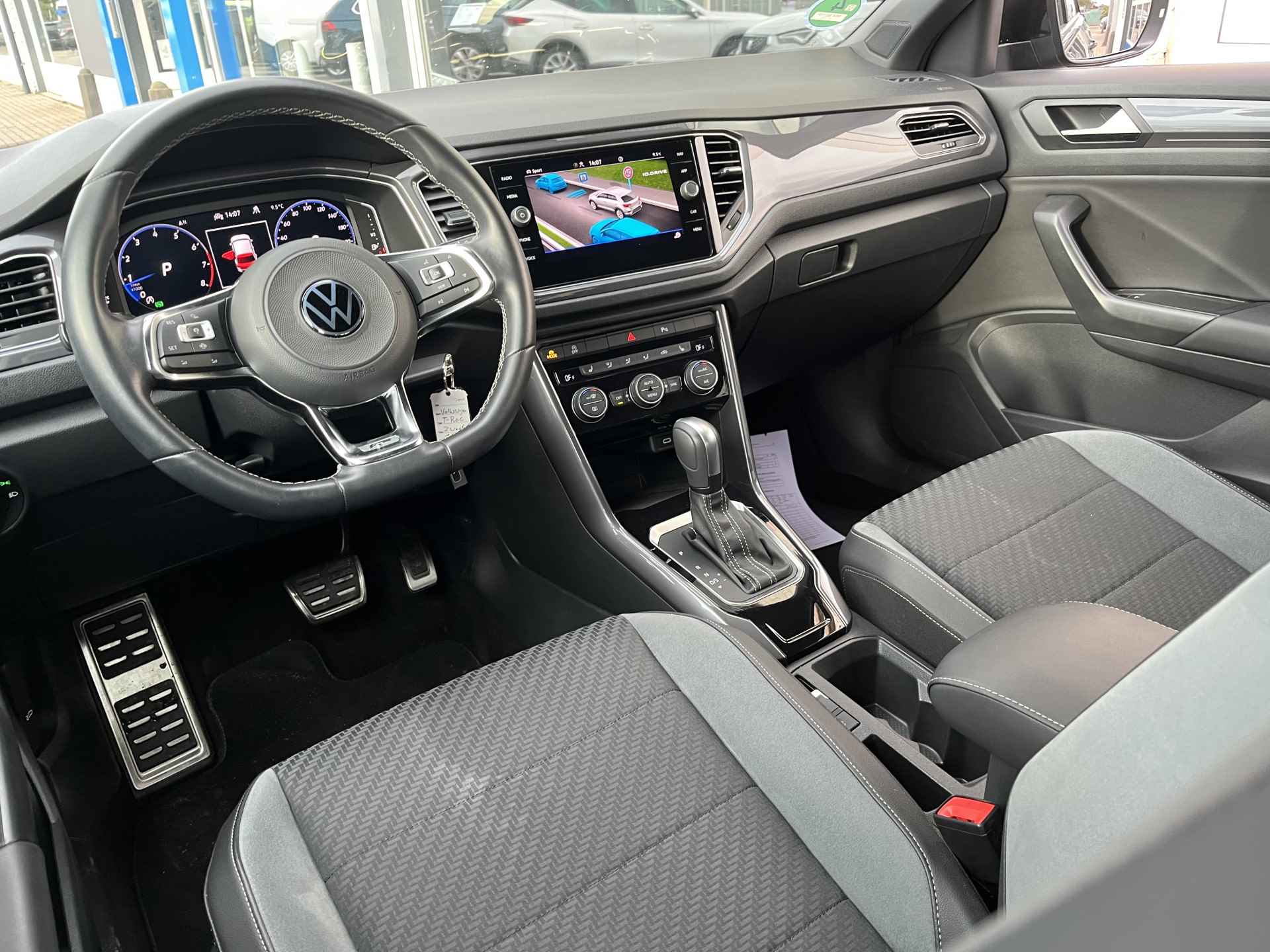 Volkswagen T-Roc 1.5 TSI 2x R-Line / AUTOMAAT/ CAMERA/ PARK. SENSOREN/ LED/ DODE HOEK/ DIGITAL DASHBOARD/ STOEL VERWARM./ ADAPT. CRUISE/ APP CONNECT/ NAVI/ CLIMA/ DAB/ 19" LMV/ - 7/26