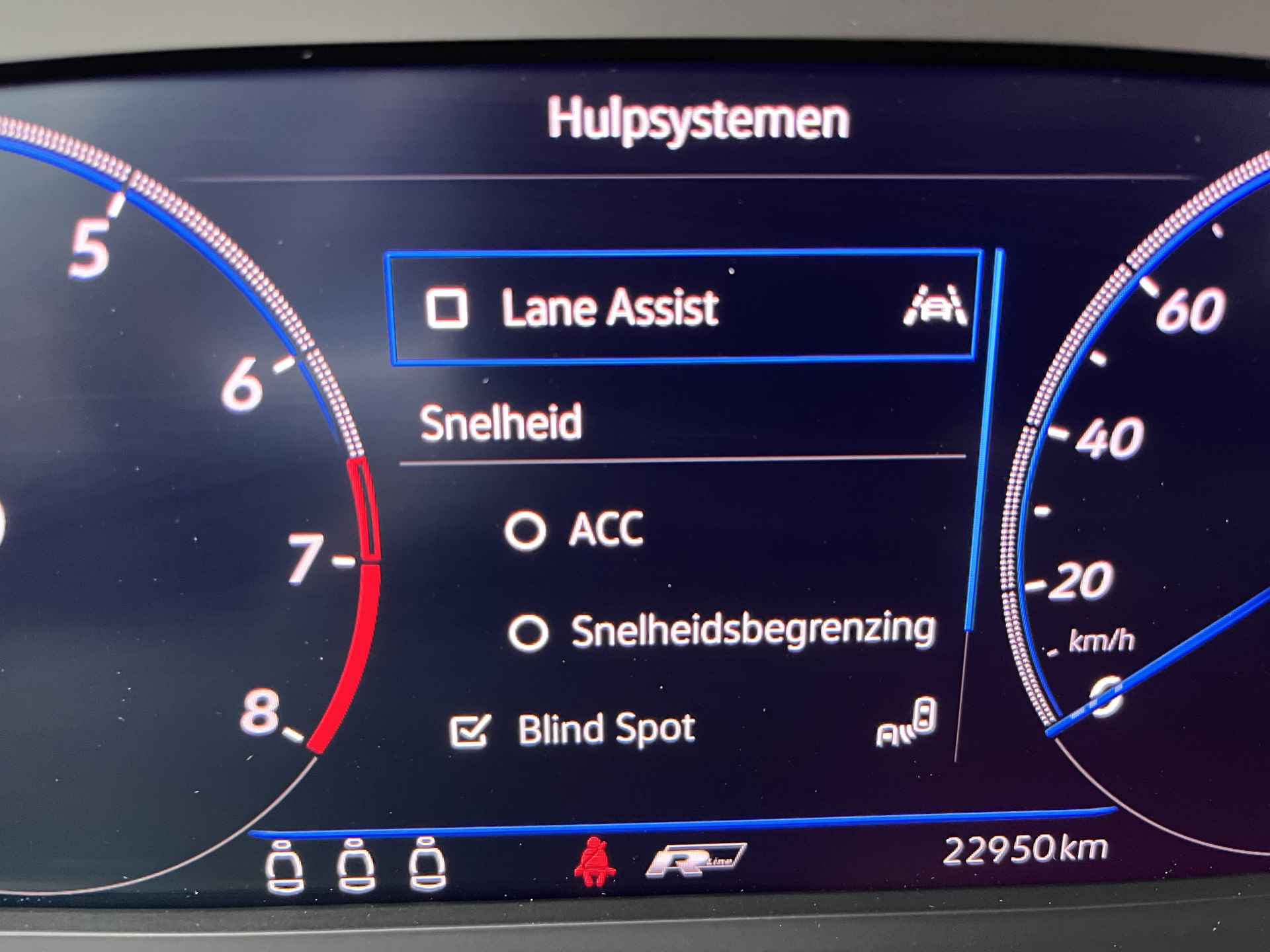 Volkswagen T-Roc 1.5 TSI 2x R-Line / AUTOMAAT/ CAMERA/ PARK. SENSOREN/ LED/ DODE HOEK/ DIGITAL DASHBOARD/ STOEL VERWARM./ ADAPT. CRUISE/ APP CONNECT/ NAVI/ CLIMA/ DAB/ 19" LMV/ - 11/26