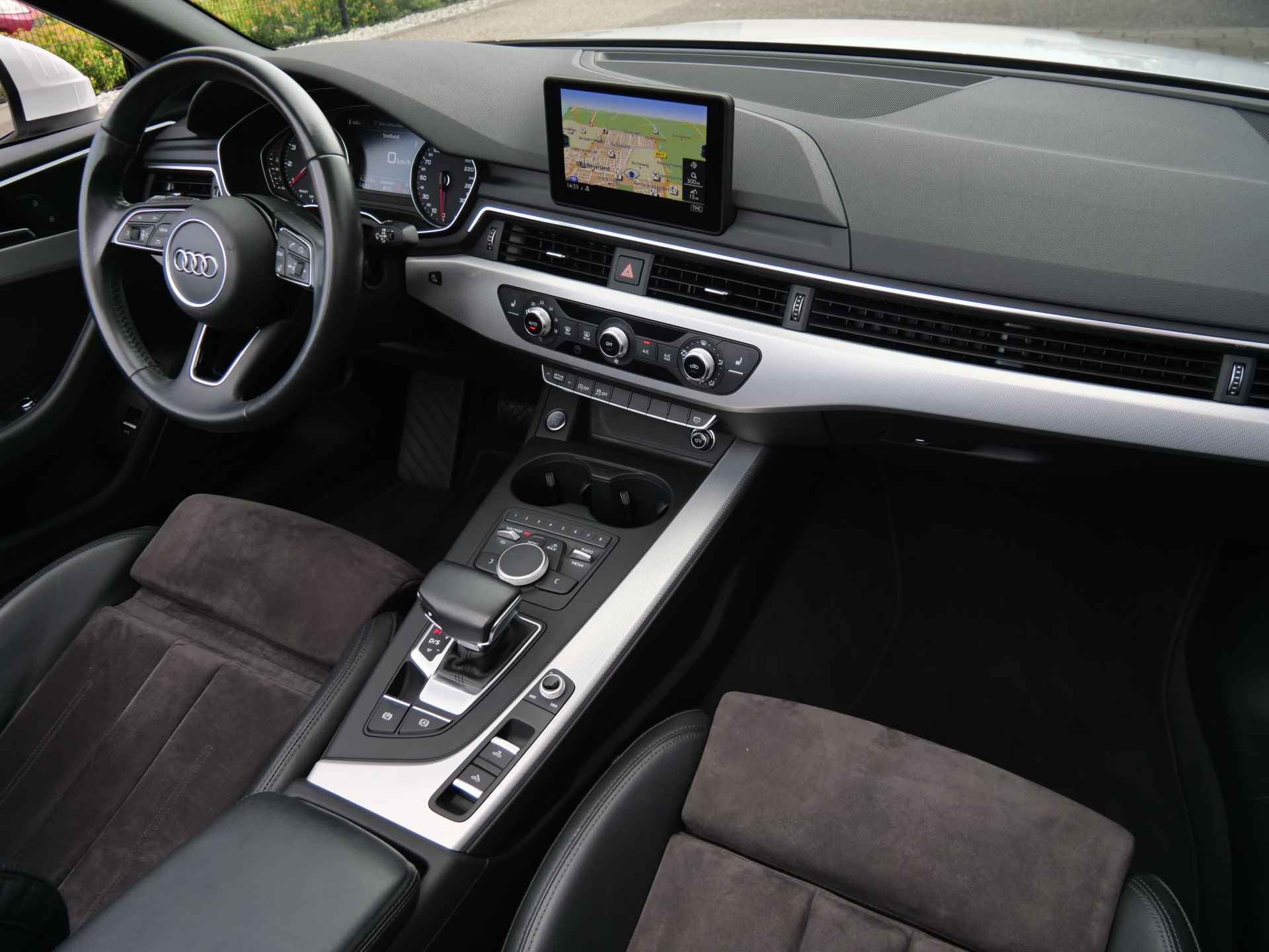 Audi A5 Cabriolet 2.0 TFSI MHEV 191pk Design Pro Line Plus S-Line Automaat Windscherm / Keyless / Navigatie - 2/44