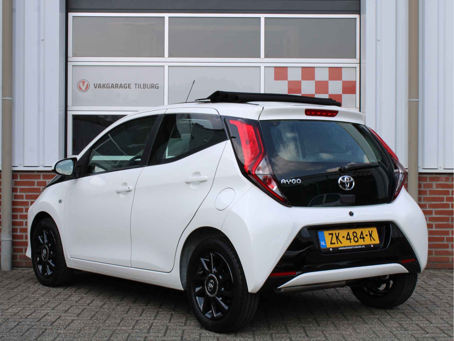 Toyota Aygo 1.0 VVT-i X-Play Limited Cabrio /LED/Elek. Schuifdak/Achteruitrijcamera/Elek. ramen/Apple carplay/AIRCO/15'LM/CV/NAP! 1e eig! - 3/43