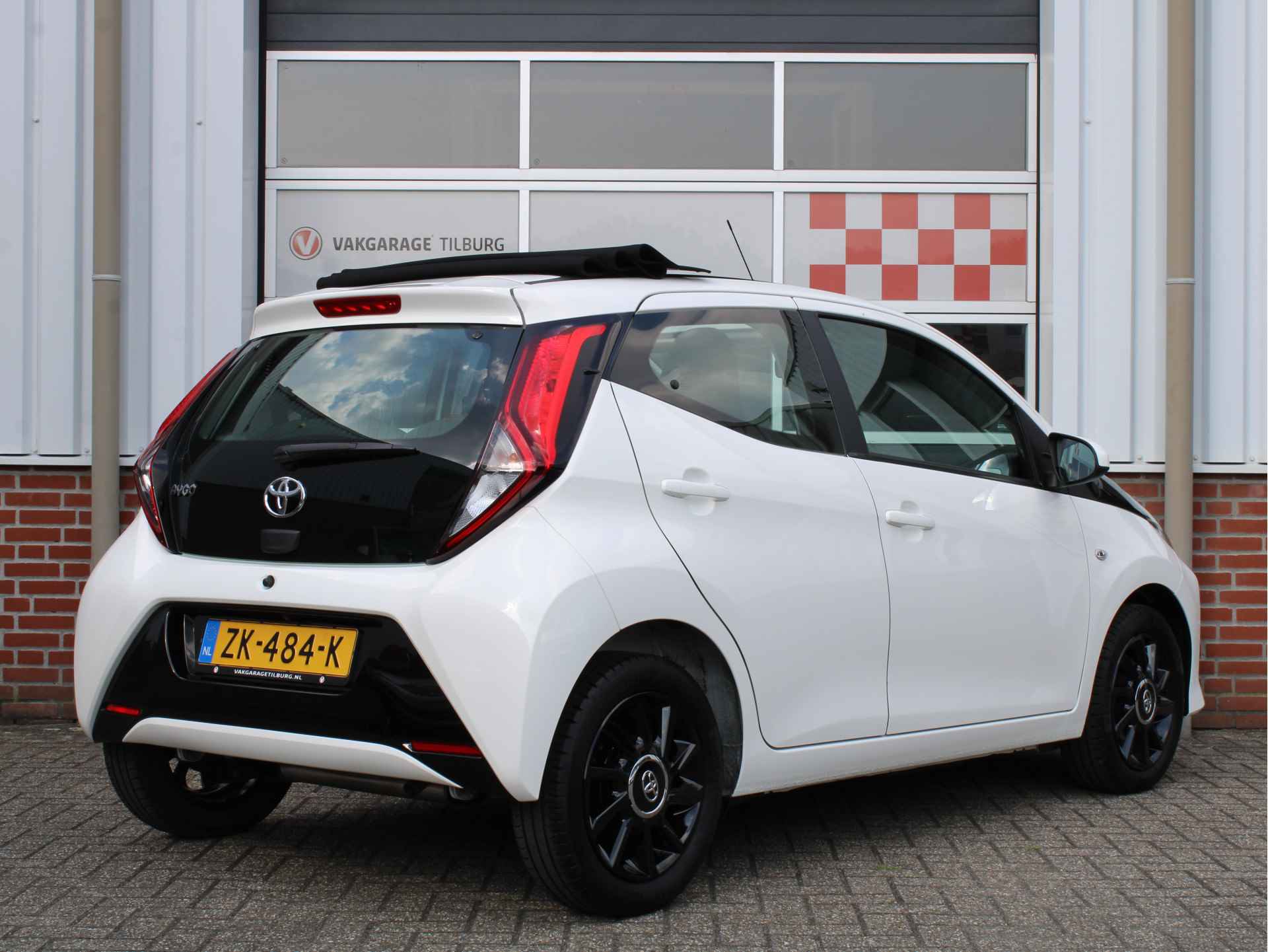 Toyota Aygo 1.0 VVT-i X-Play Limited Cabrio /LED/Elek. Schuifdak/Achteruitrijcamera/Elek. ramen/Apple carplay/AIRCO/15'LM/CV/NAP! 1e eig! - 4/43