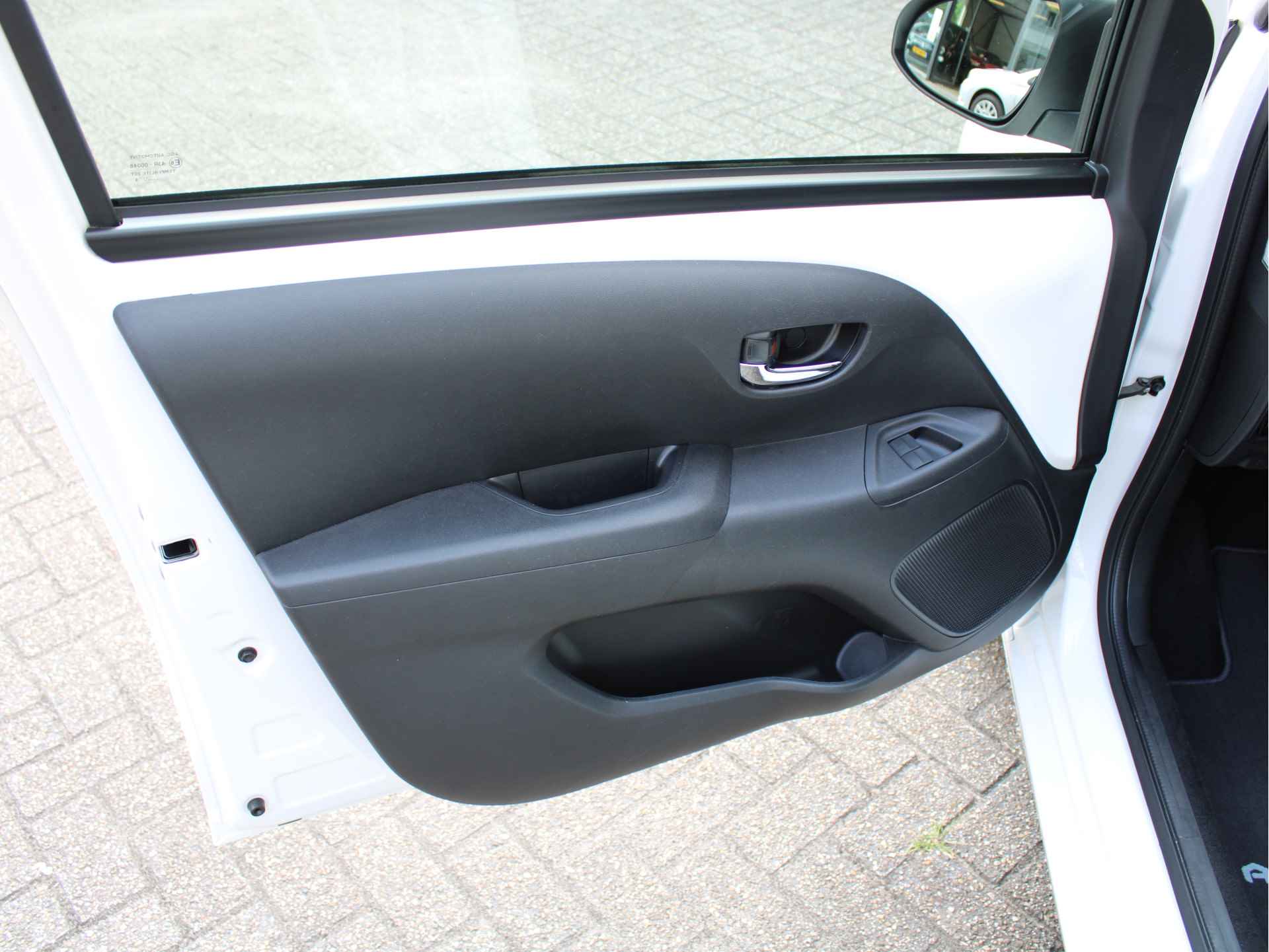 Toyota Aygo 1.0 VVT-i X-Play Limited Cabrio /LED/Elek. Schuifdak/Achteruitrijcamera/Elek. ramen/Apple carplay/AIRCO/15'LM/CV/NAP! 1e eig! - 6/43